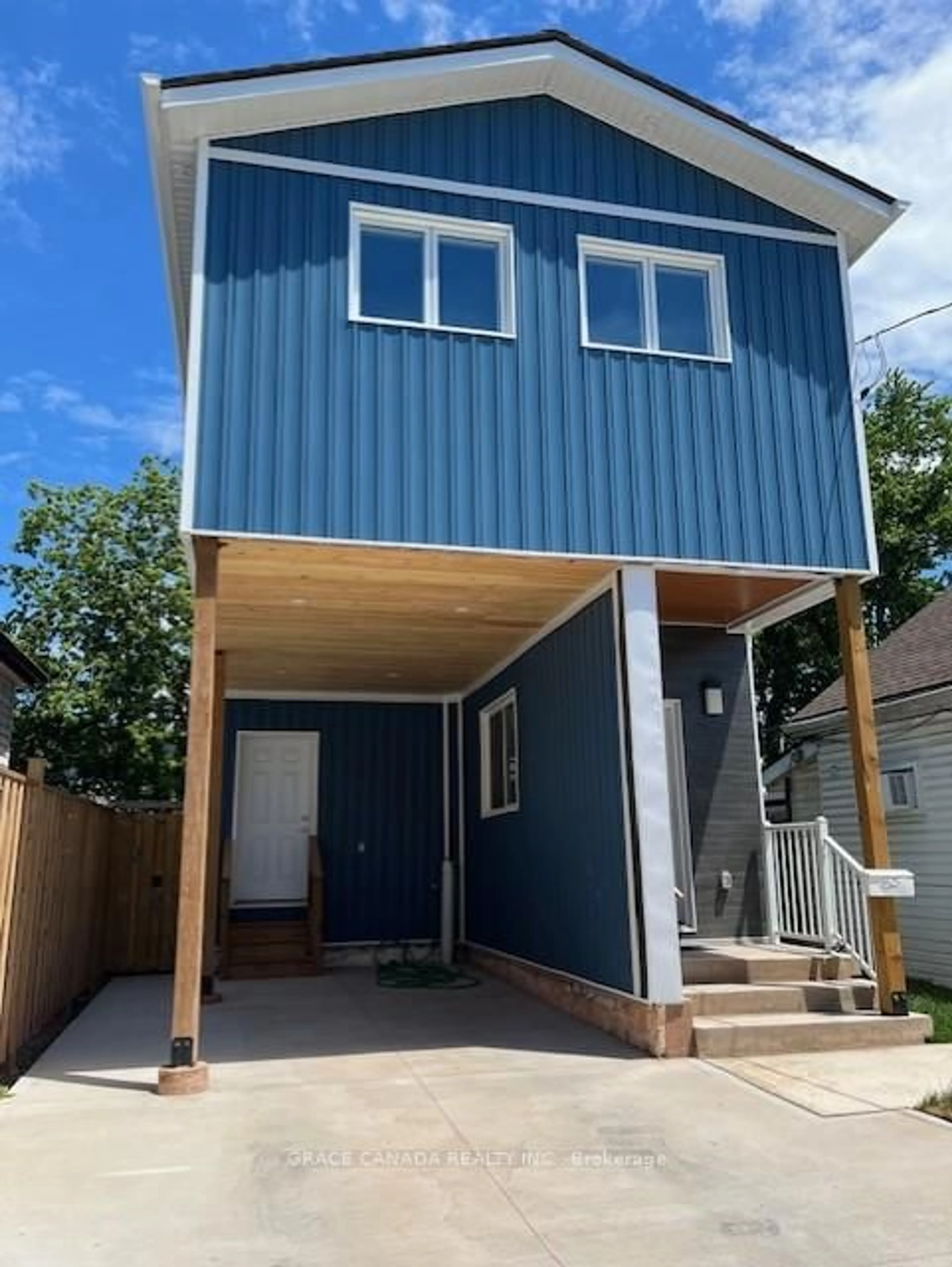 Home with vinyl exterior material, street for 85 Albany Ave, Hamilton Ontario L8H 2H4