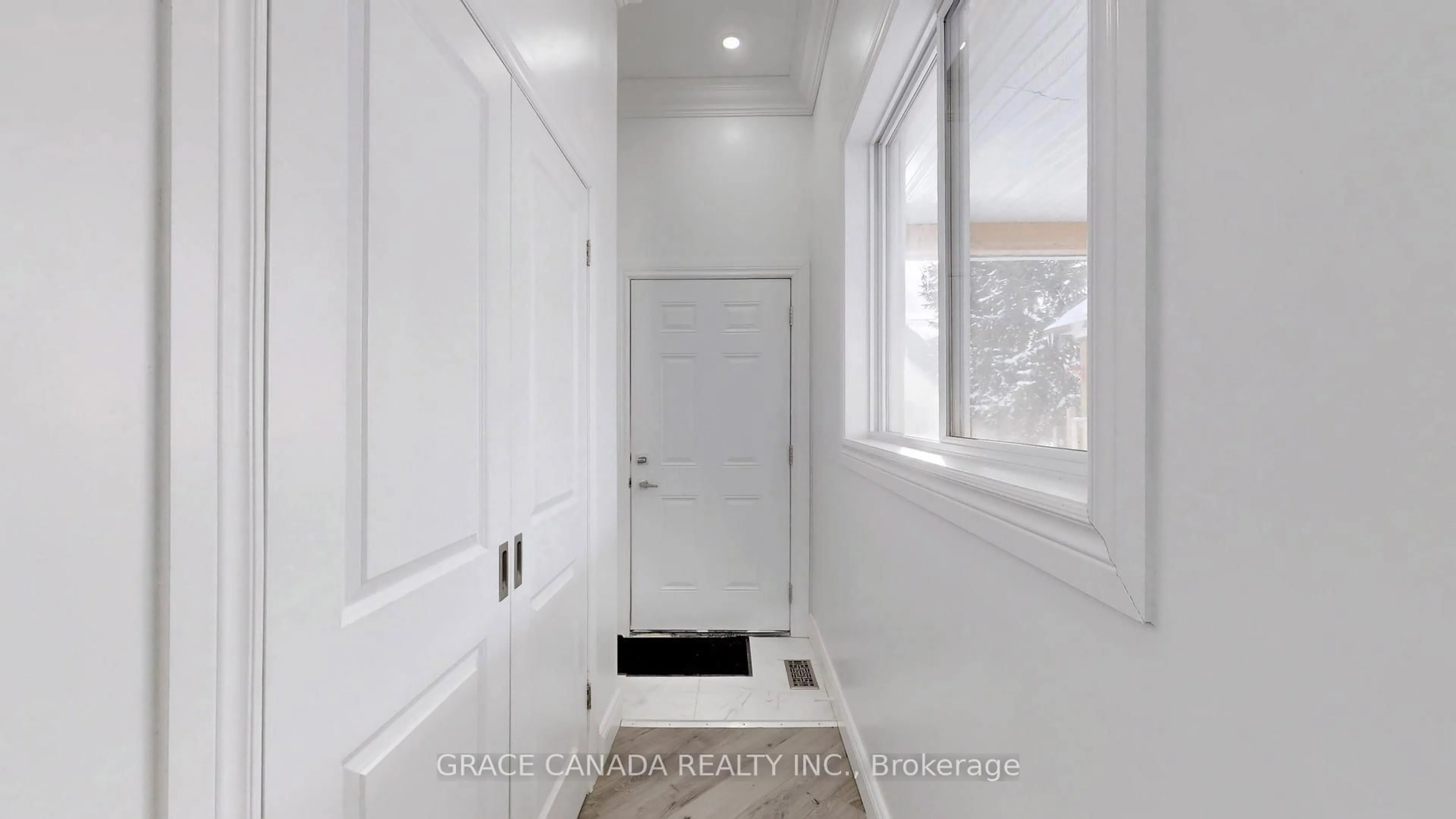 Indoor entryway for 85 Albany Ave, Hamilton Ontario L8H 2H4