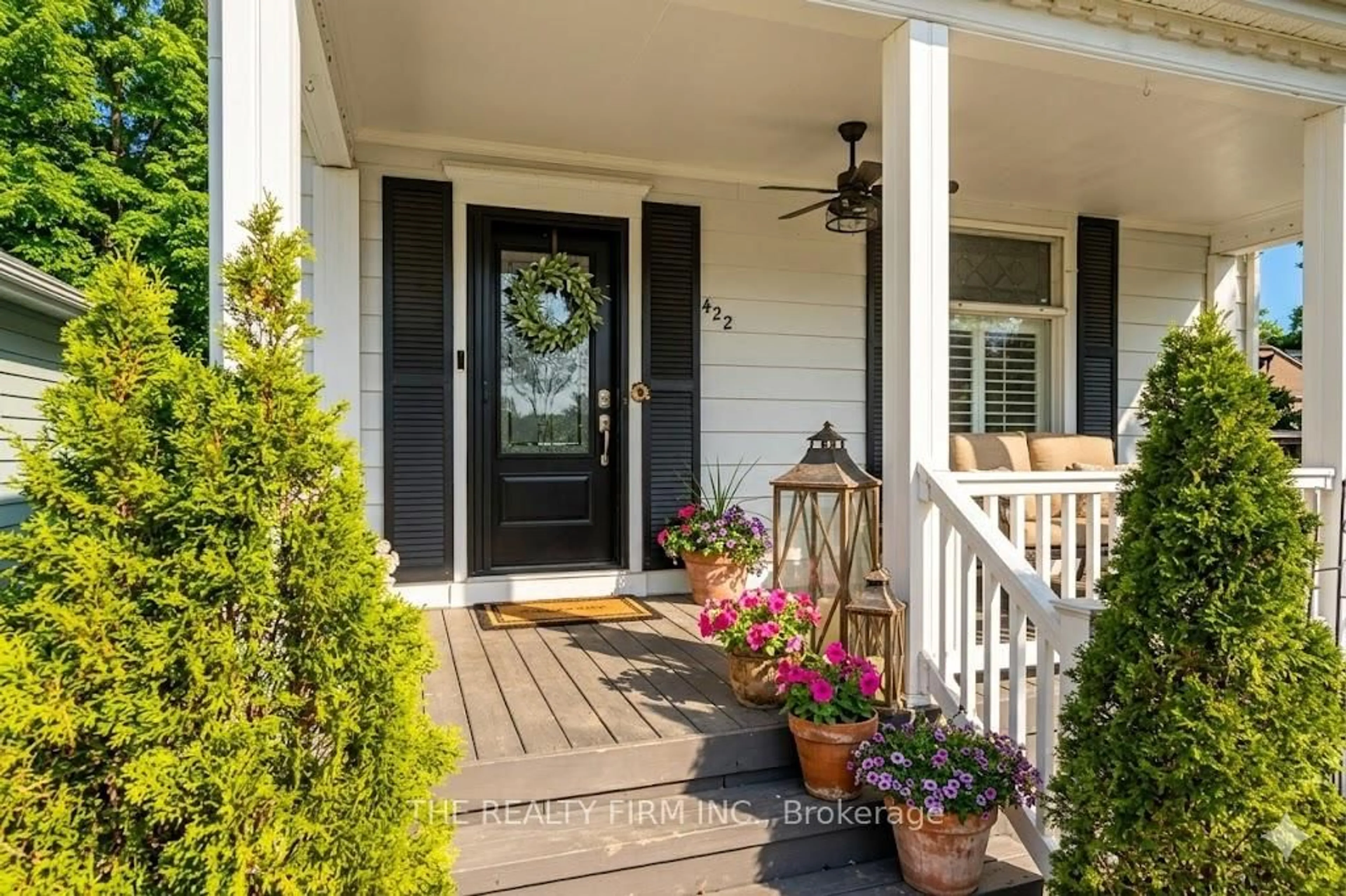 Indoor entryway for 422 Greenfield St, Petrolia Ontario N0N 1R0