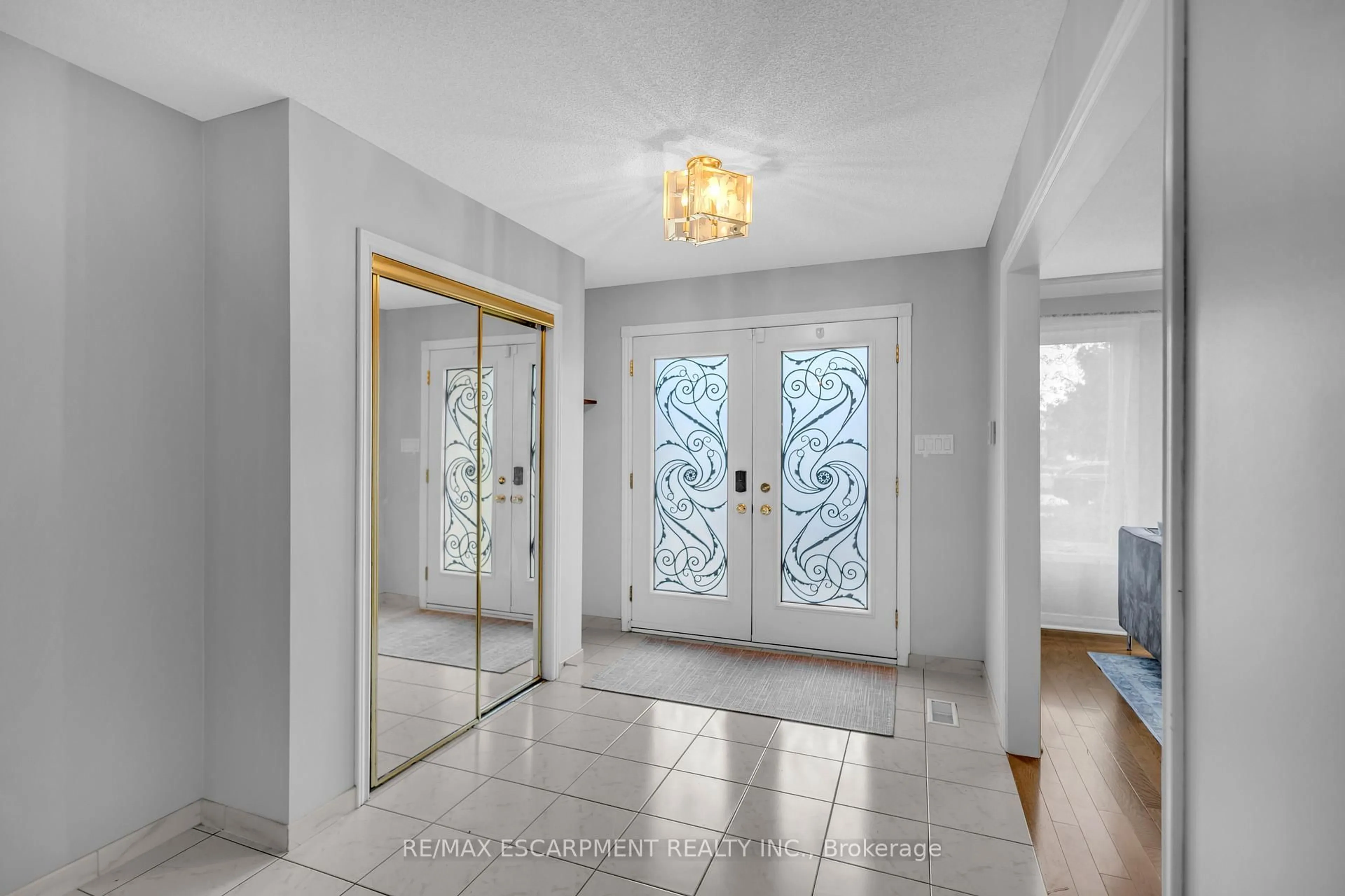 Indoor entryway for 489 Acadia Dr, Hamilton Ontario L8W 3A3