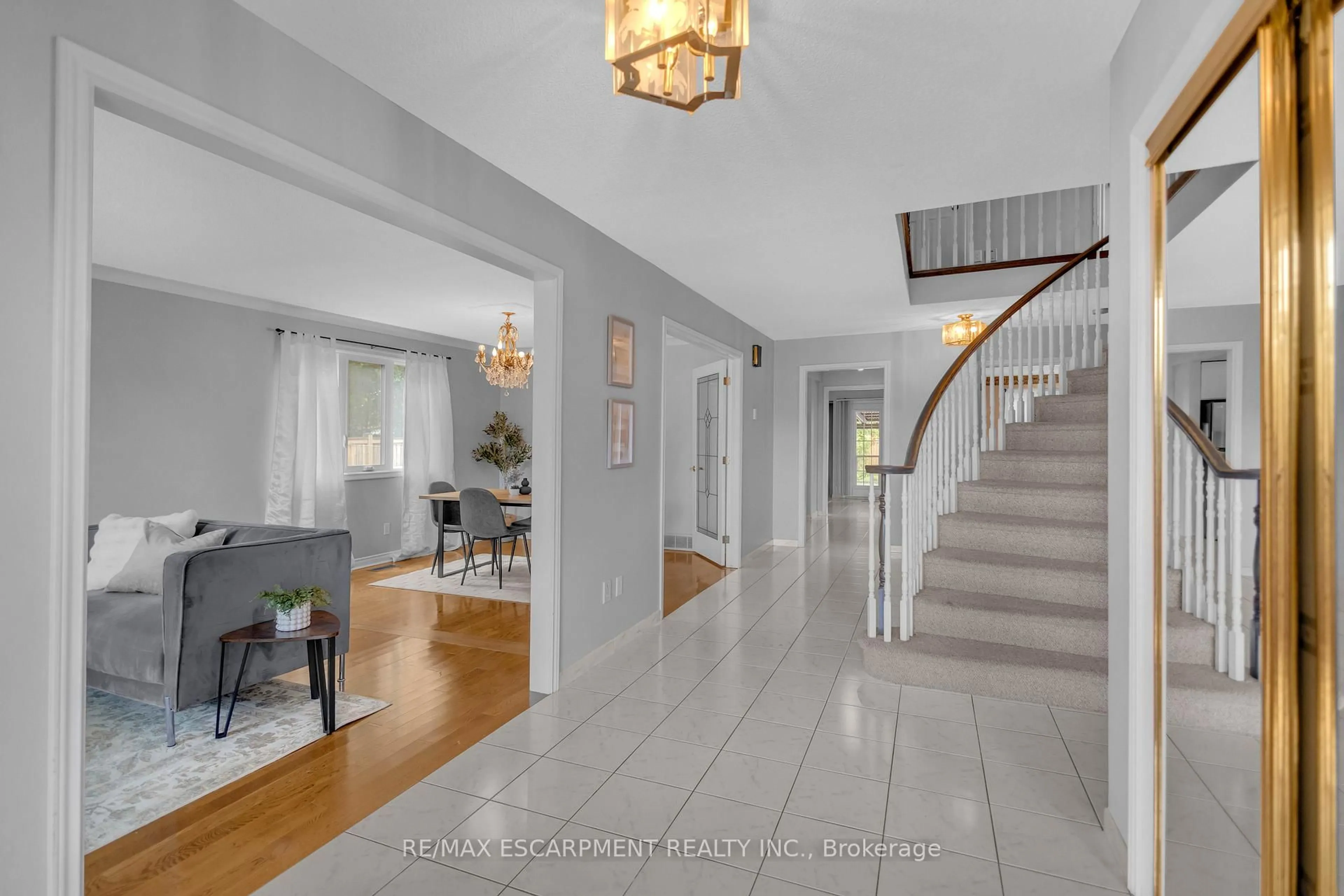 Indoor entryway for 489 Acadia Dr, Hamilton Ontario L8W 3A3