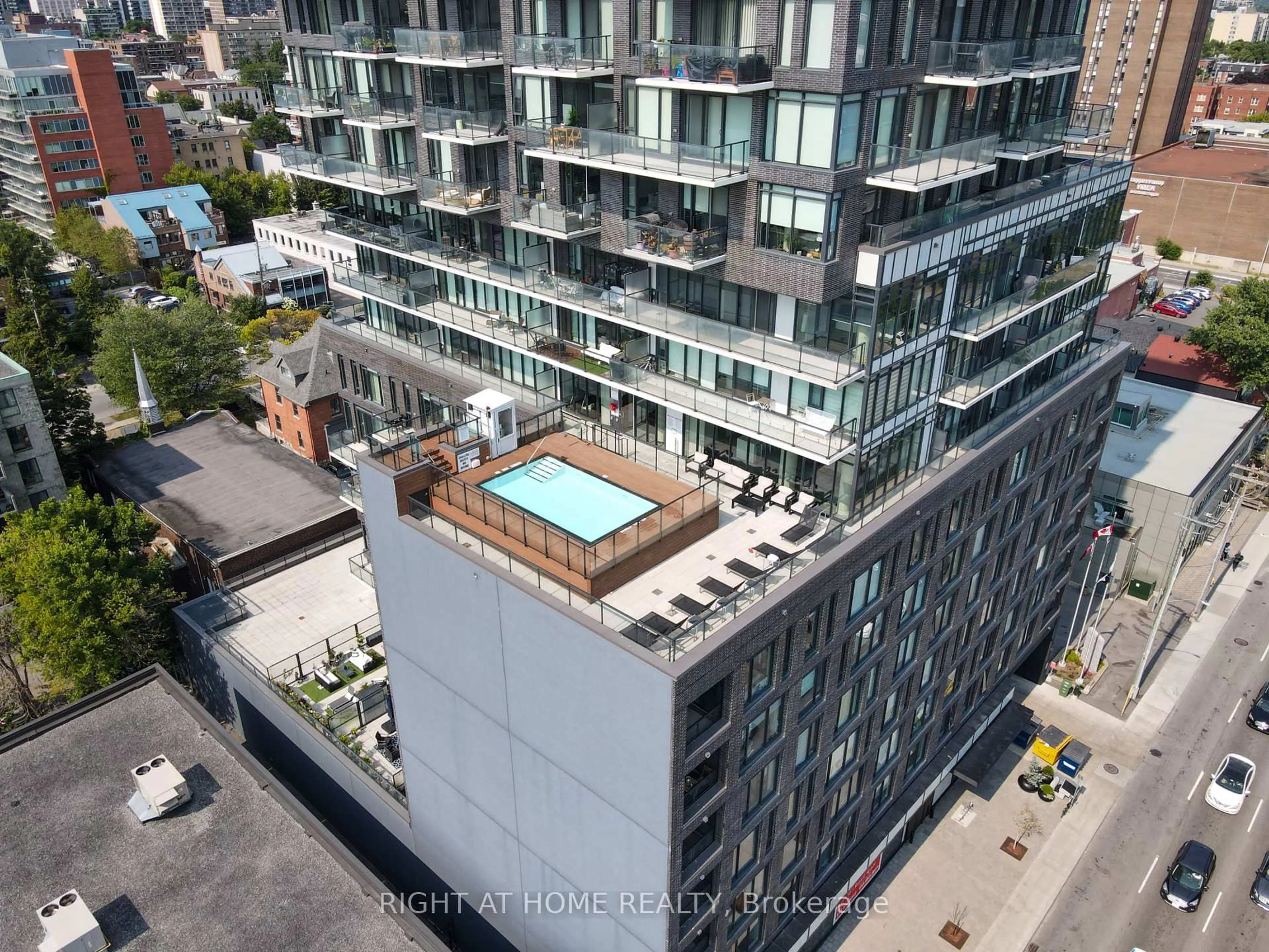 A pic from outside/outdoor area/front of a property/back of a property/a pic from drone, city buildings view from balcony for 203 Catherine St #1804, Ottawa Ontario K2P 1J5