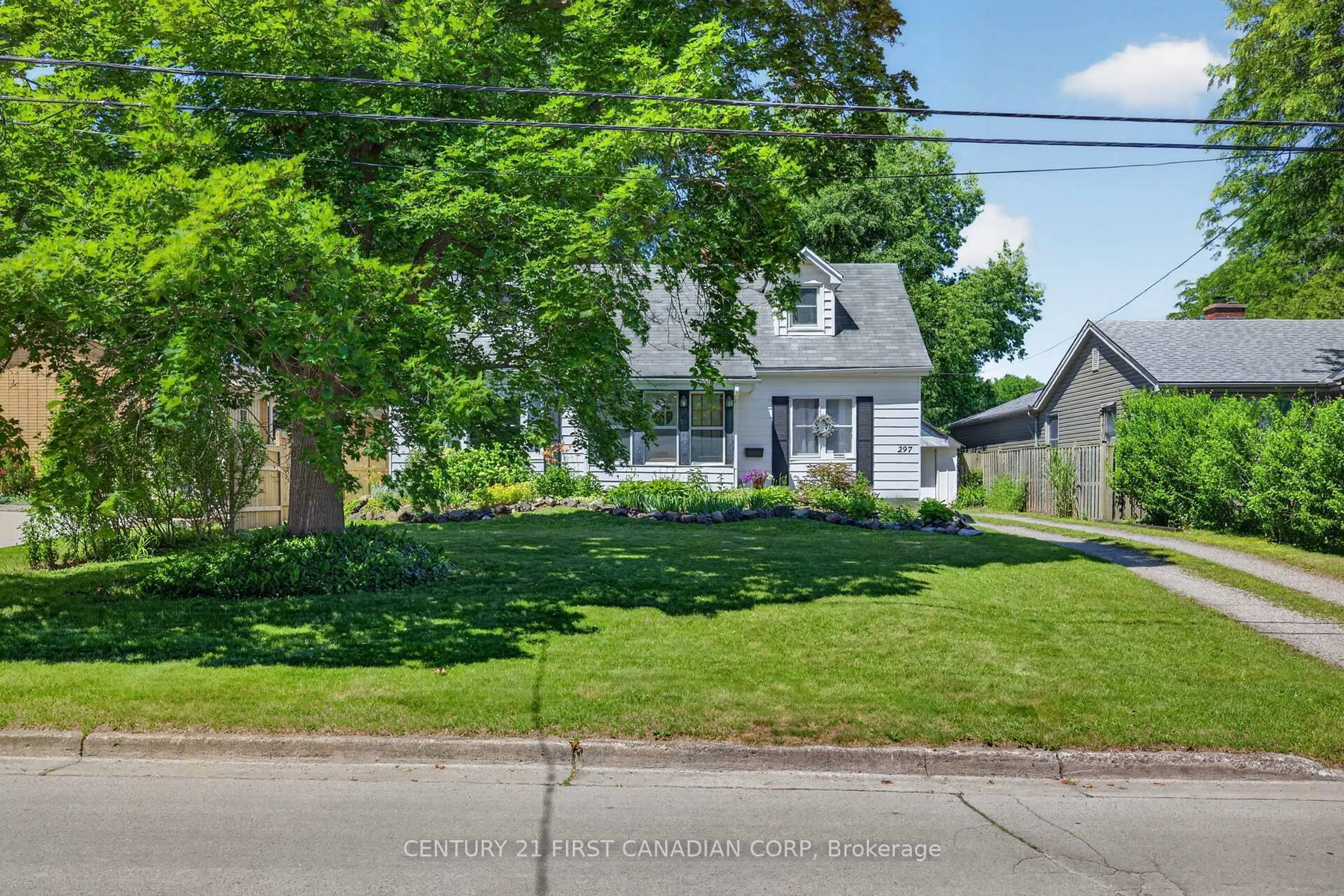 A pic from outside/outdoor area/front of a property/back of a property/a pic from drone, street for 297 Stephen St, London South Ontario N6K 2M9