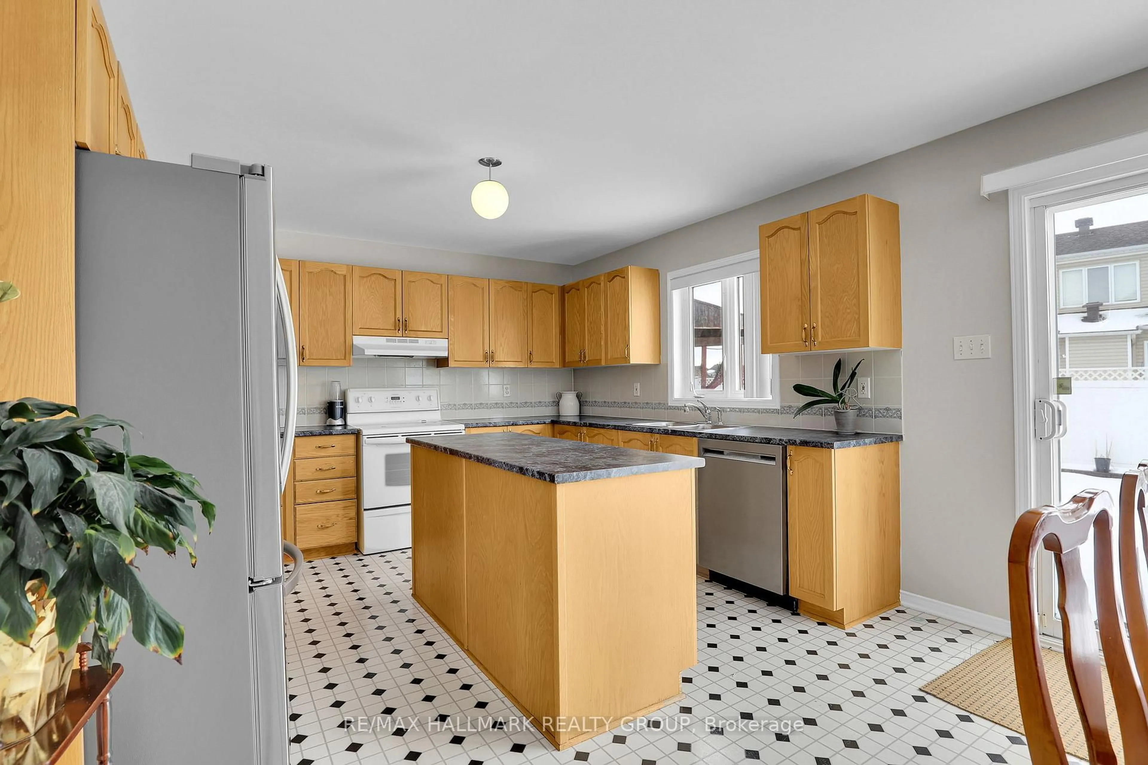 Standard kitchen, ceramic/tile floor for 634 Aquaview Dr, Ottawa Ontario K4A 4W2