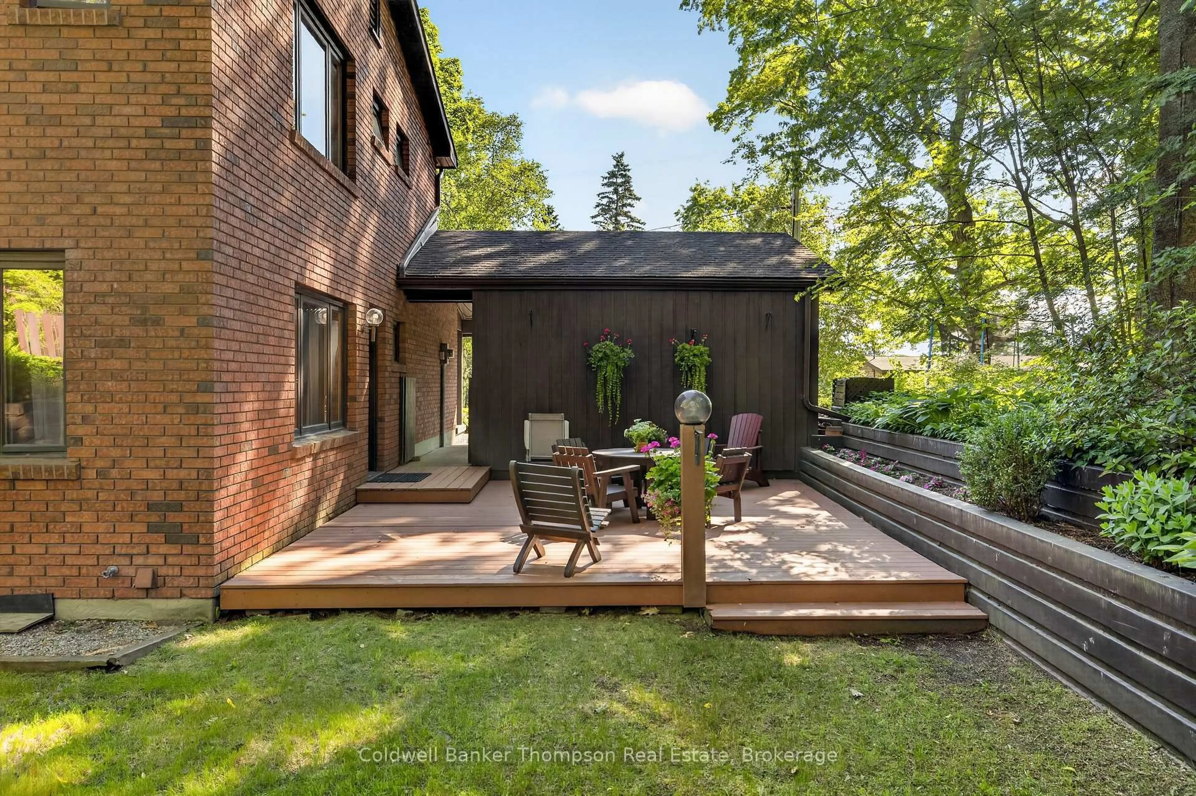 Patio, street for 31 King St, Huntsville Ontario P1H 1X6