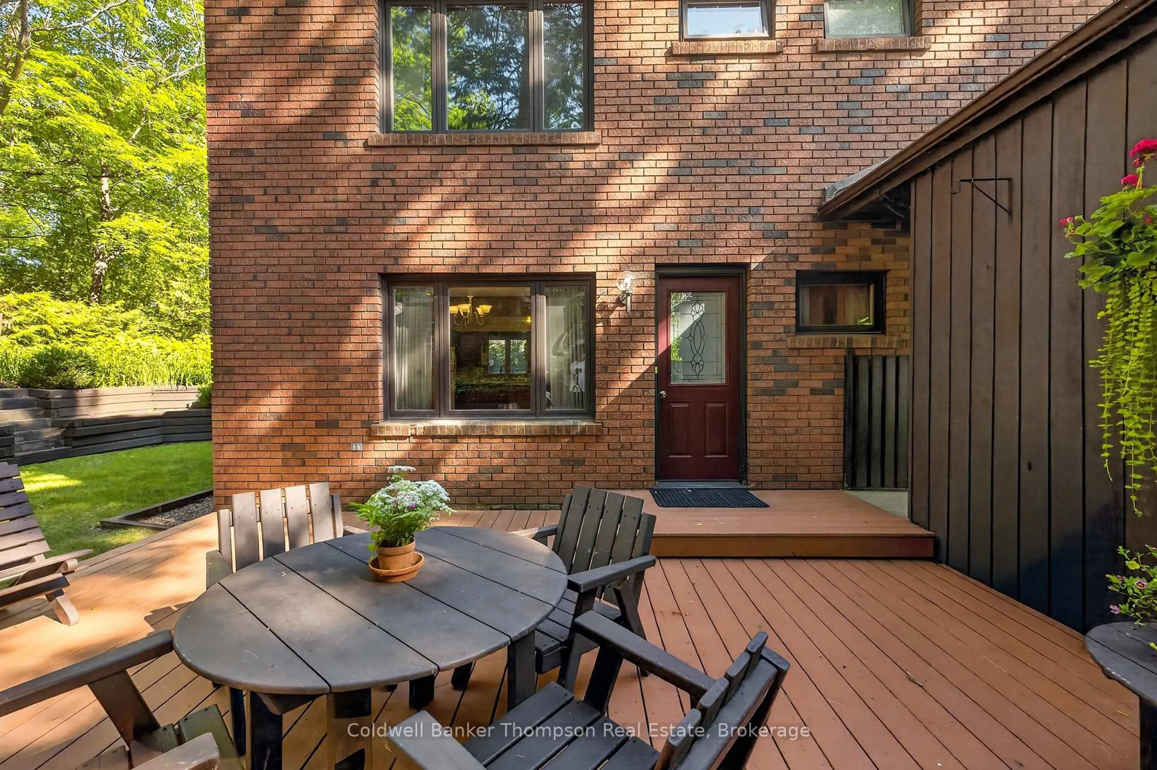 Patio, street for 31 King St, Huntsville Ontario P1H 1X6