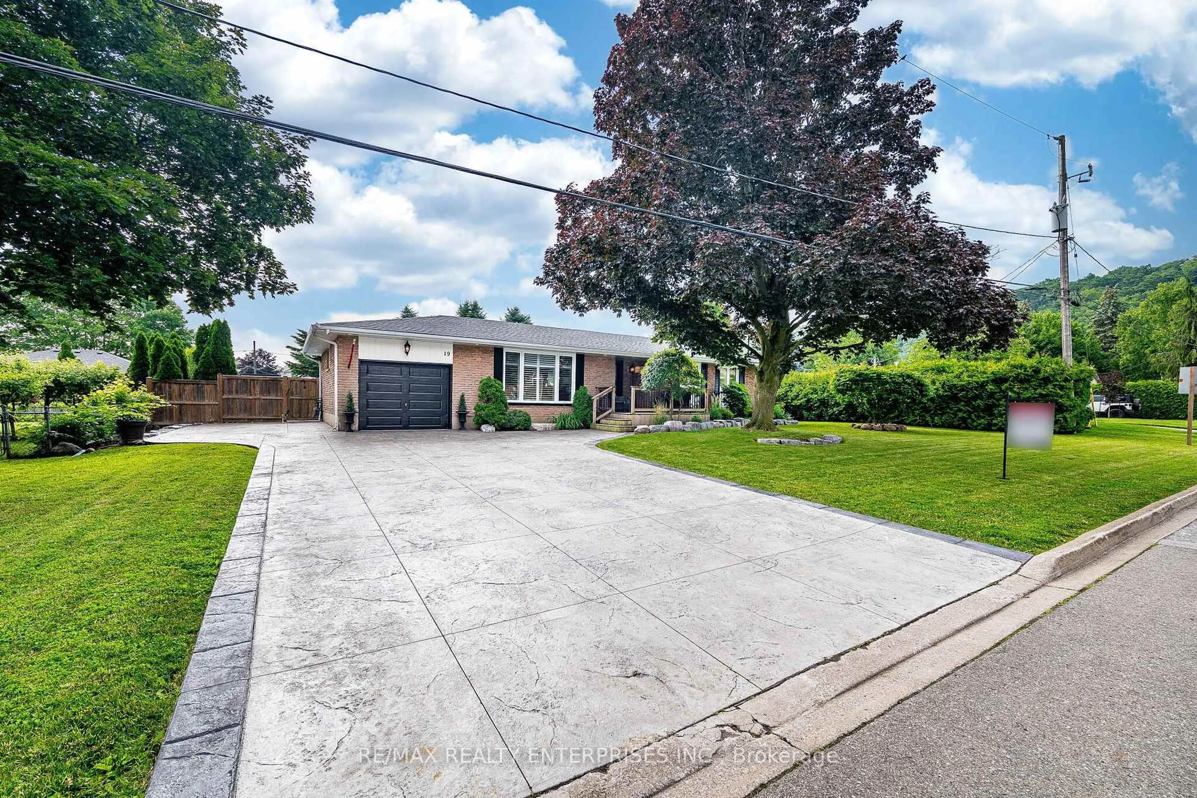 Unknown for 19 Baker Rd, Grimsby Ontario L3M 2W4