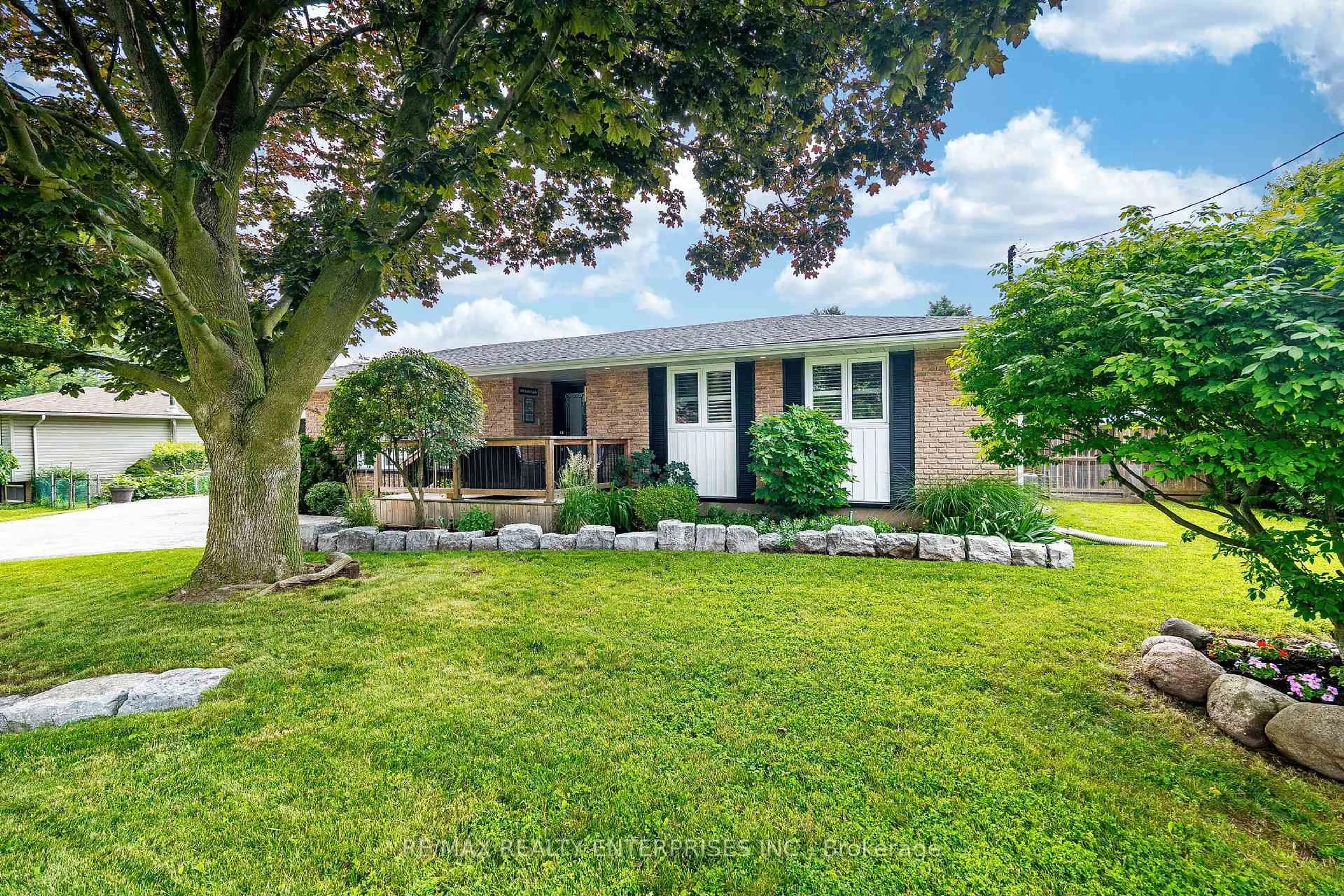 A pic from outside/outdoor area/front of a property/back of a property/a pic from drone, street for 19 Baker Rd, Grimsby Ontario L3M 2W4