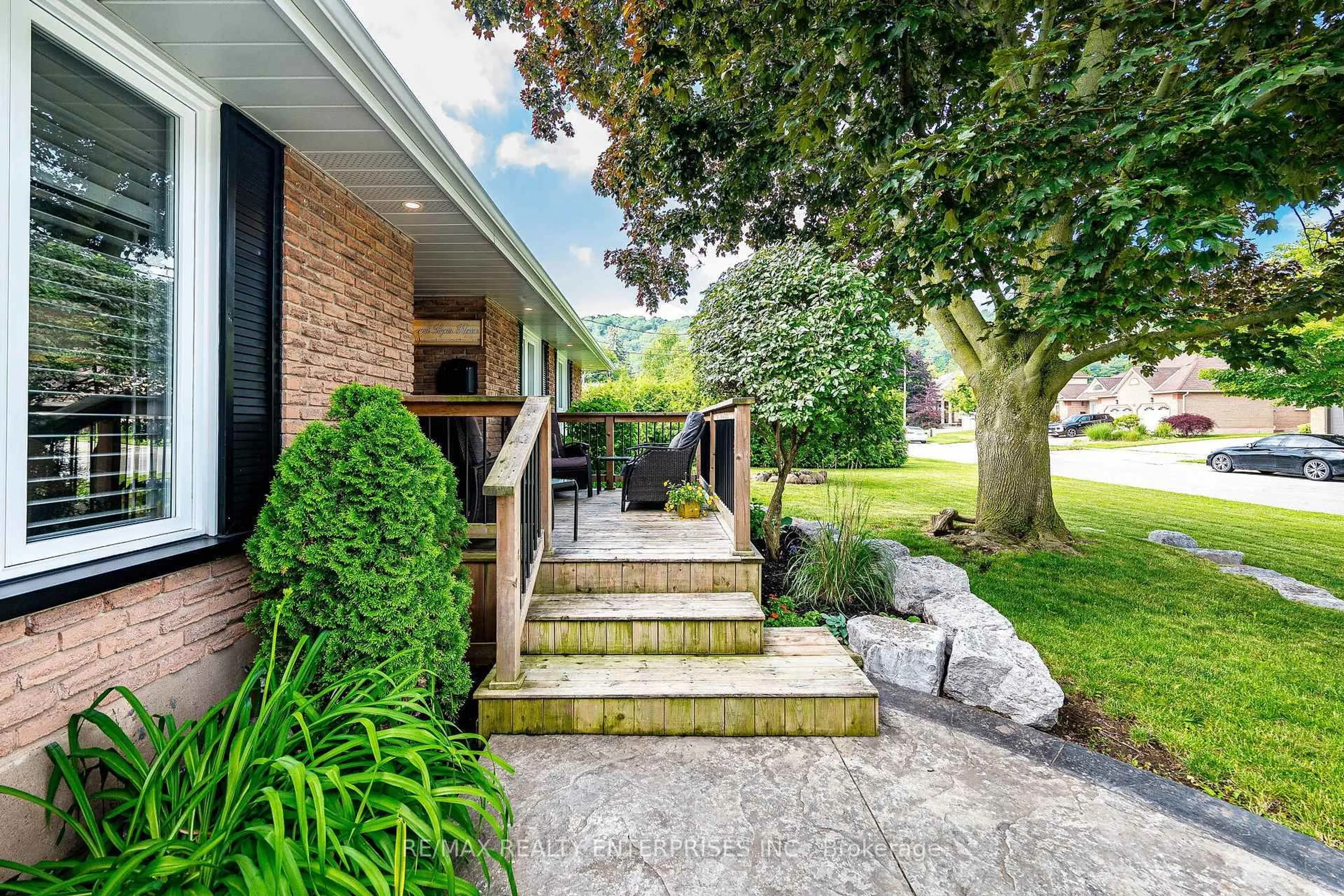 Unknown for 19 Baker Rd, Grimsby Ontario L3M 2W4