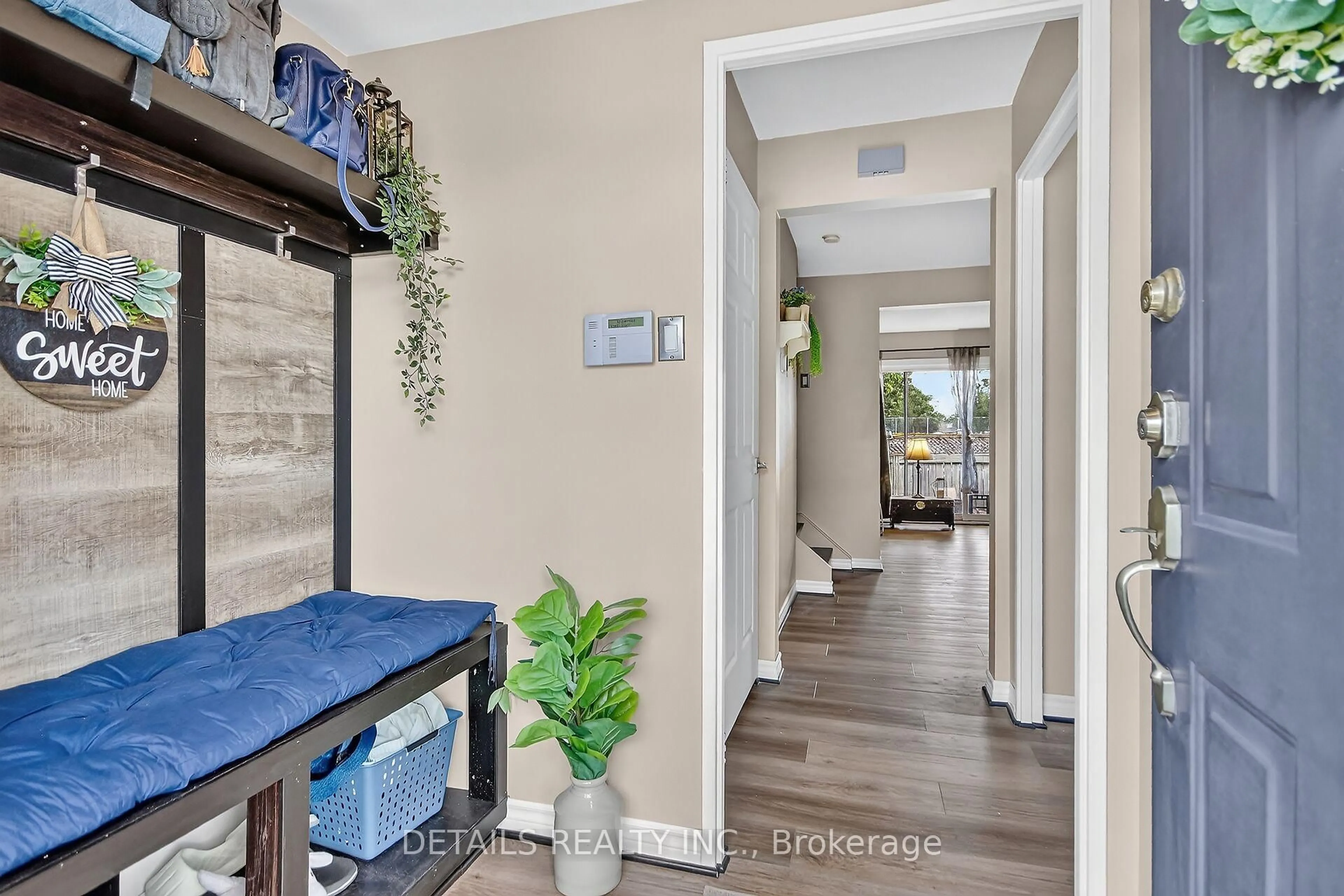 Indoor entryway for 1753 Heatherington Rd #-, Ottawa Ontario K1V 8T8