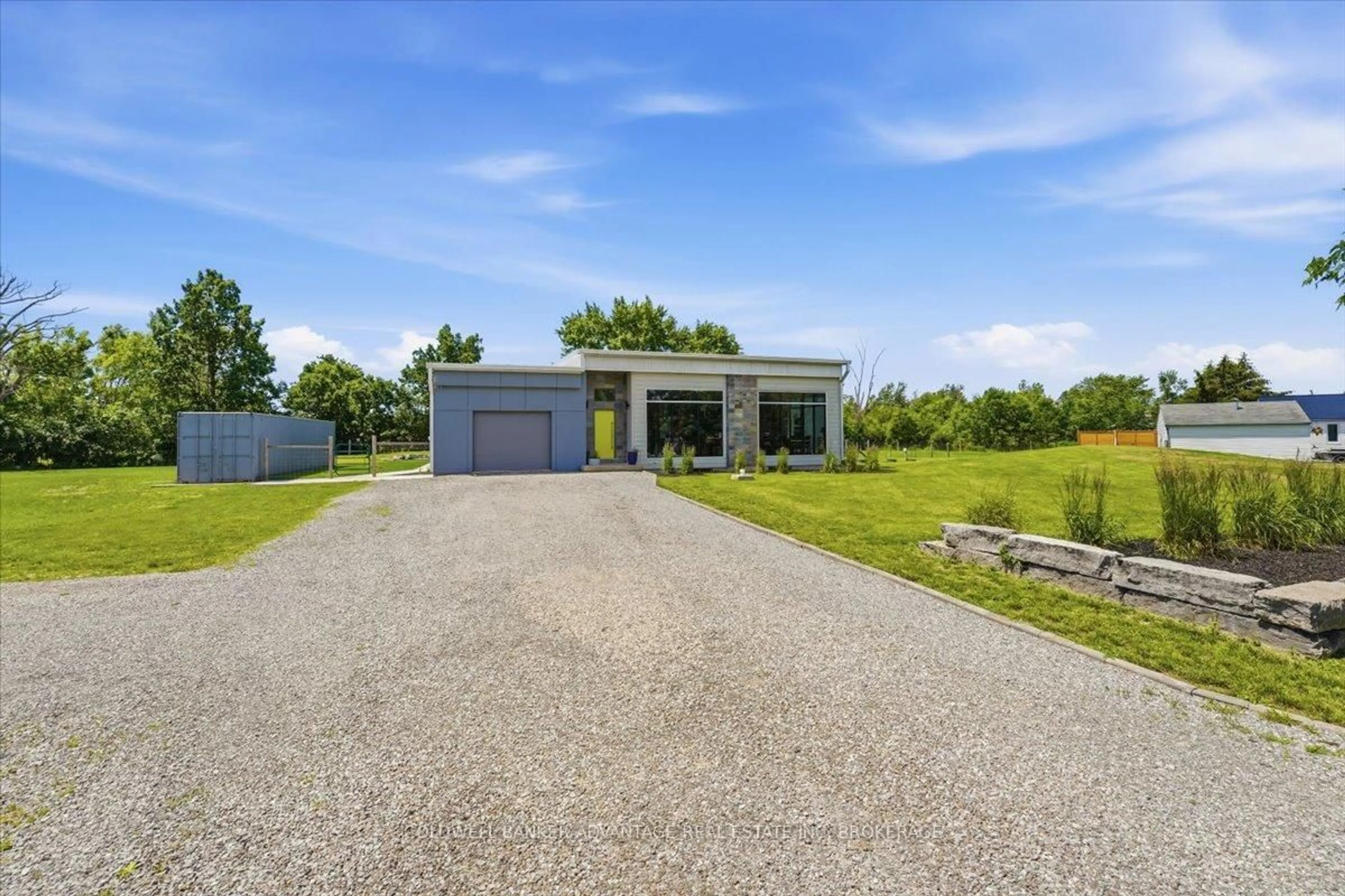 A pic from outside/outdoor area/front of a property/back of a property/a pic from drone, unknown for 817 Doans Ridge Rd, Welland Ontario L3B 5N7