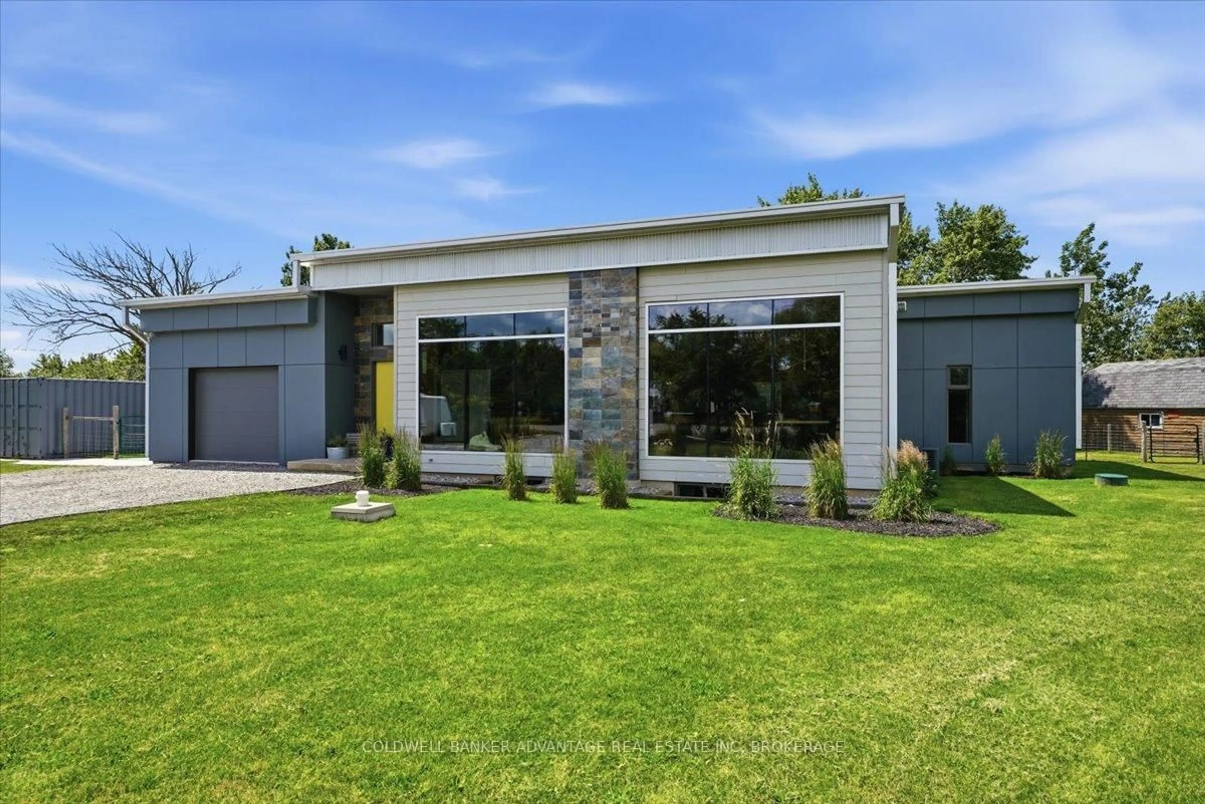 Home with brick exterior material, building for 817 Doans Ridge Rd, Welland Ontario L3B 5N7