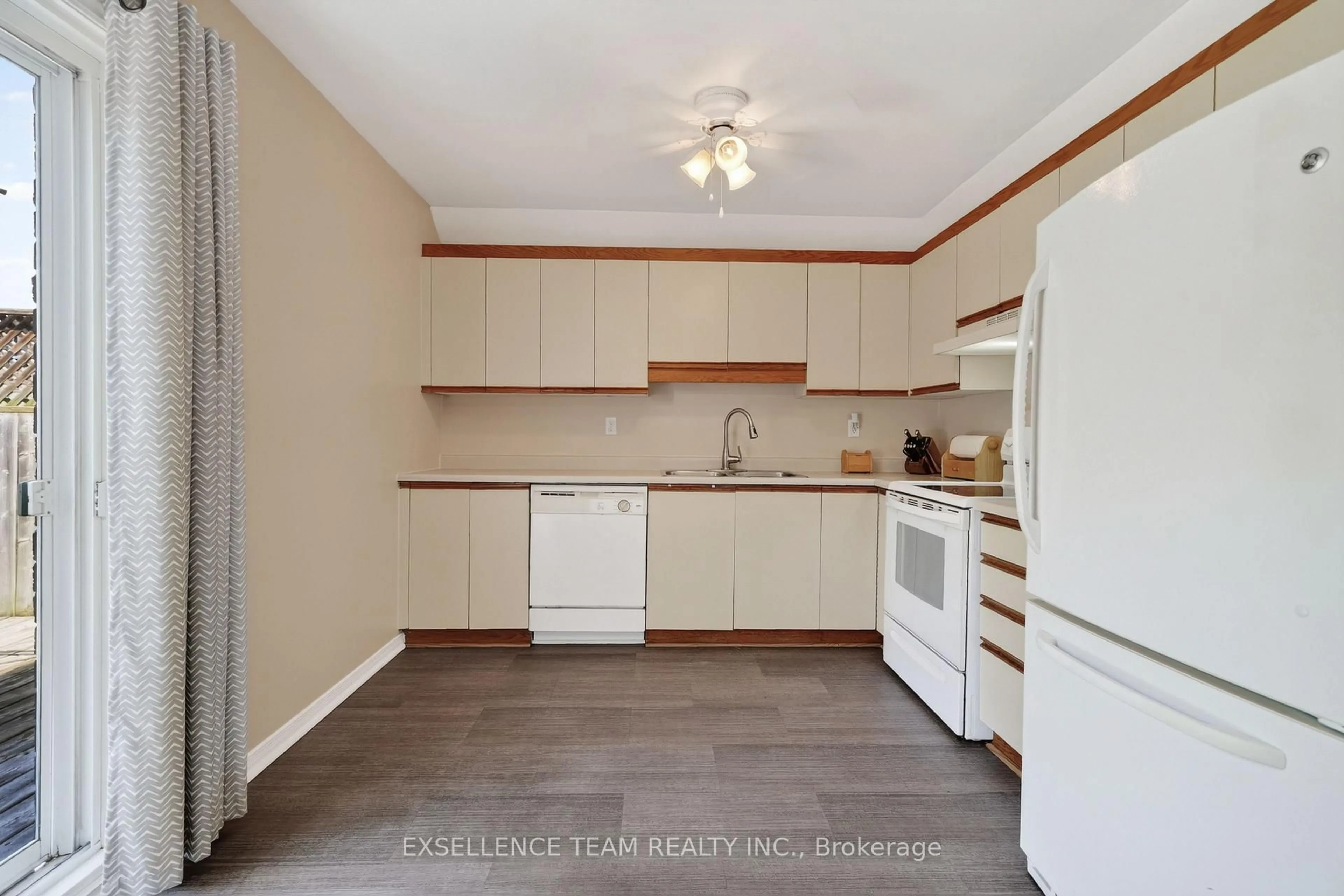 Standard kitchen, wood/laminate floor for 645 Fraser Ave, Cornwall Ontario K6H 5R2