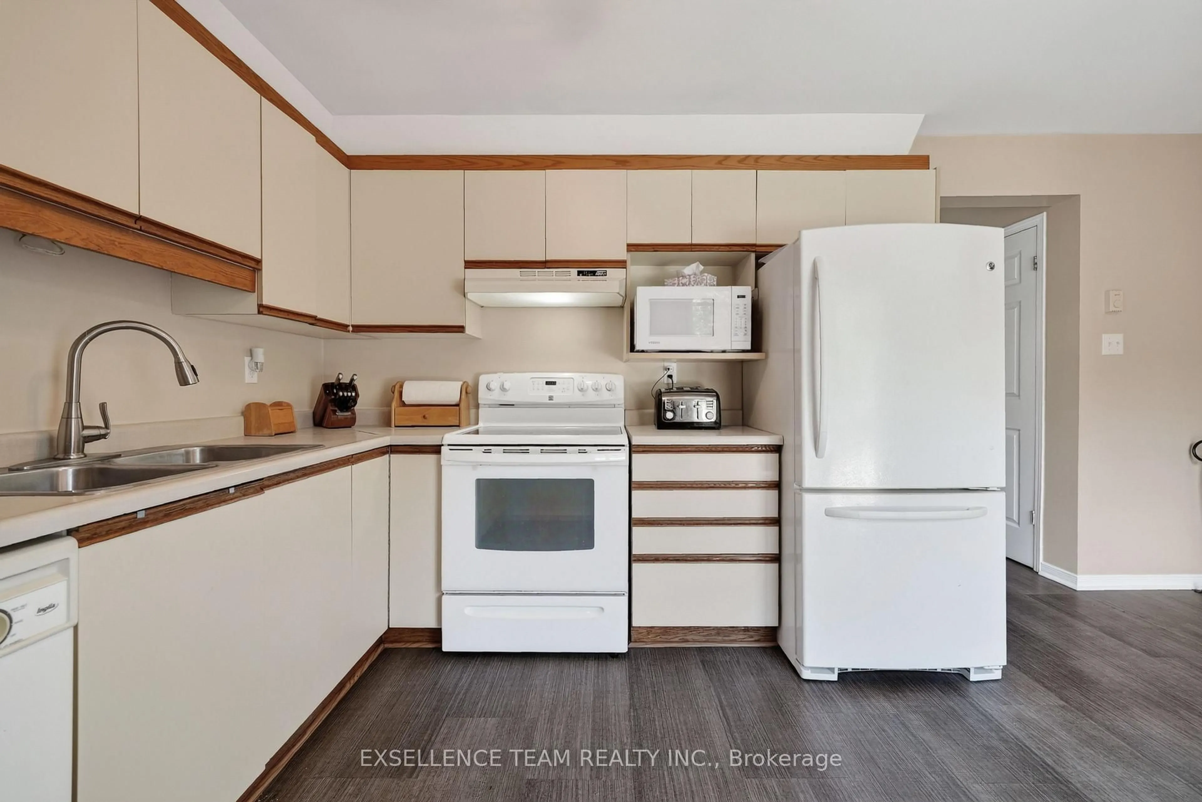 Standard kitchen, unknown for 645 Fraser Ave, Cornwall Ontario K6H 5R2