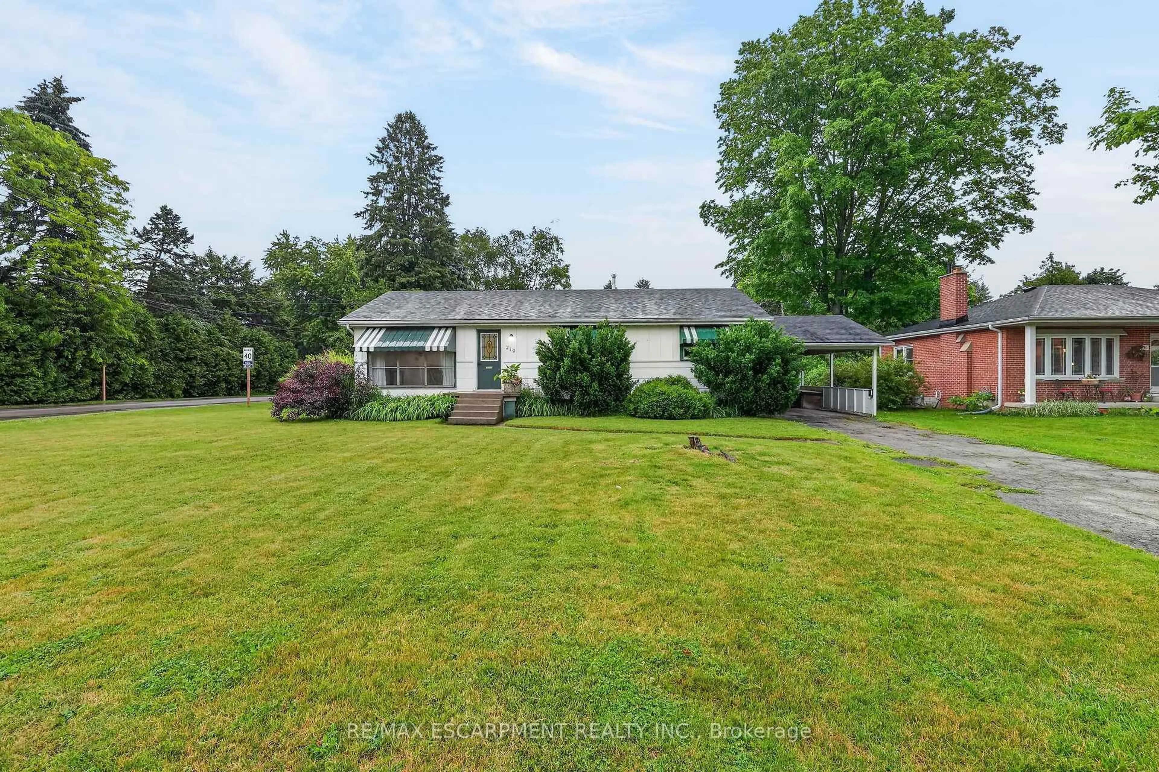 A pic from outside/outdoor area/front of a property/back of a property/a pic from drone, street for 219 Fiddler's Green Rd, Hamilton Ontario L9G 1W7