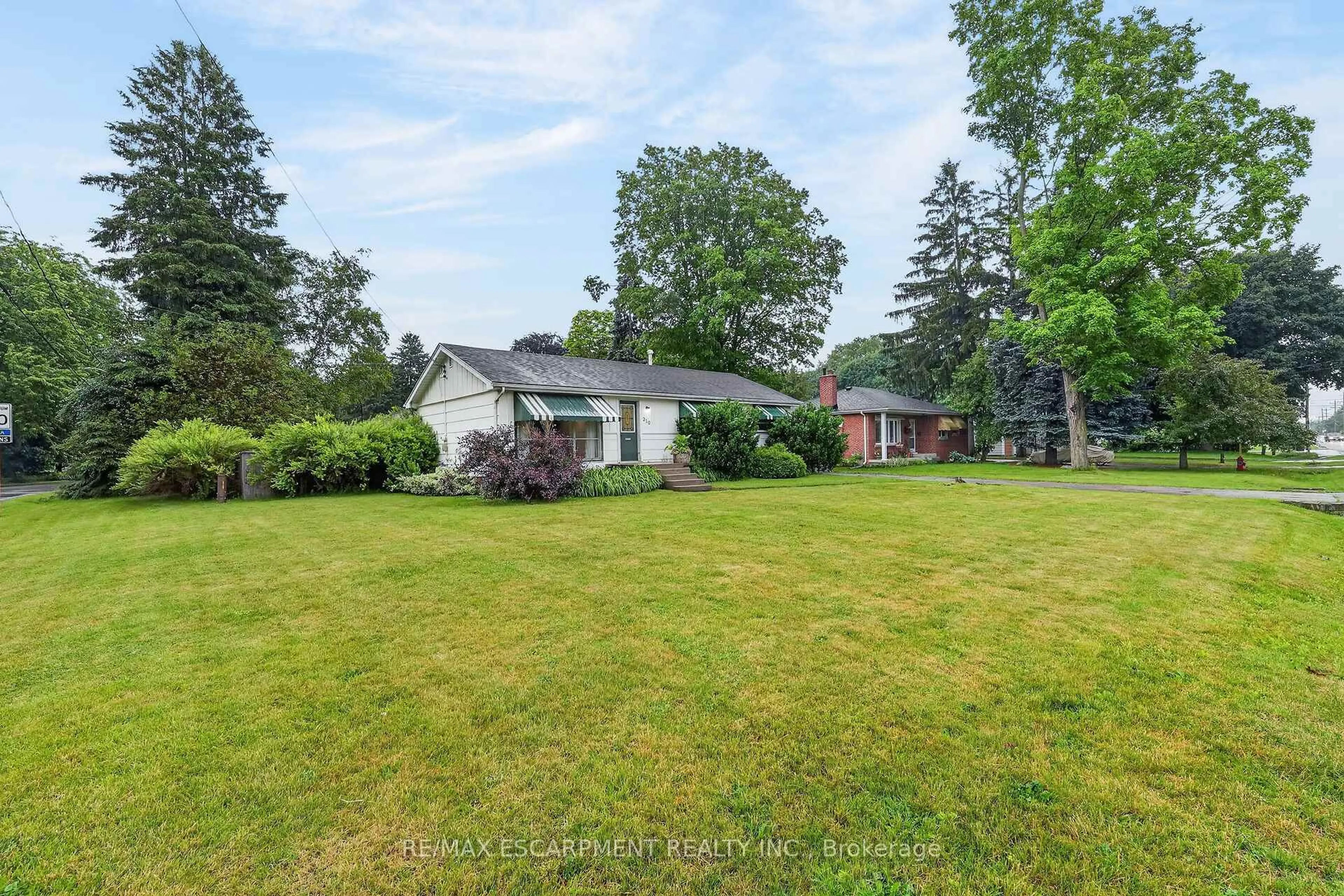 A pic from outside/outdoor area/front of a property/back of a property/a pic from drone, unknown for 219 Fiddler's Green Rd, Hamilton Ontario L9G 1W7