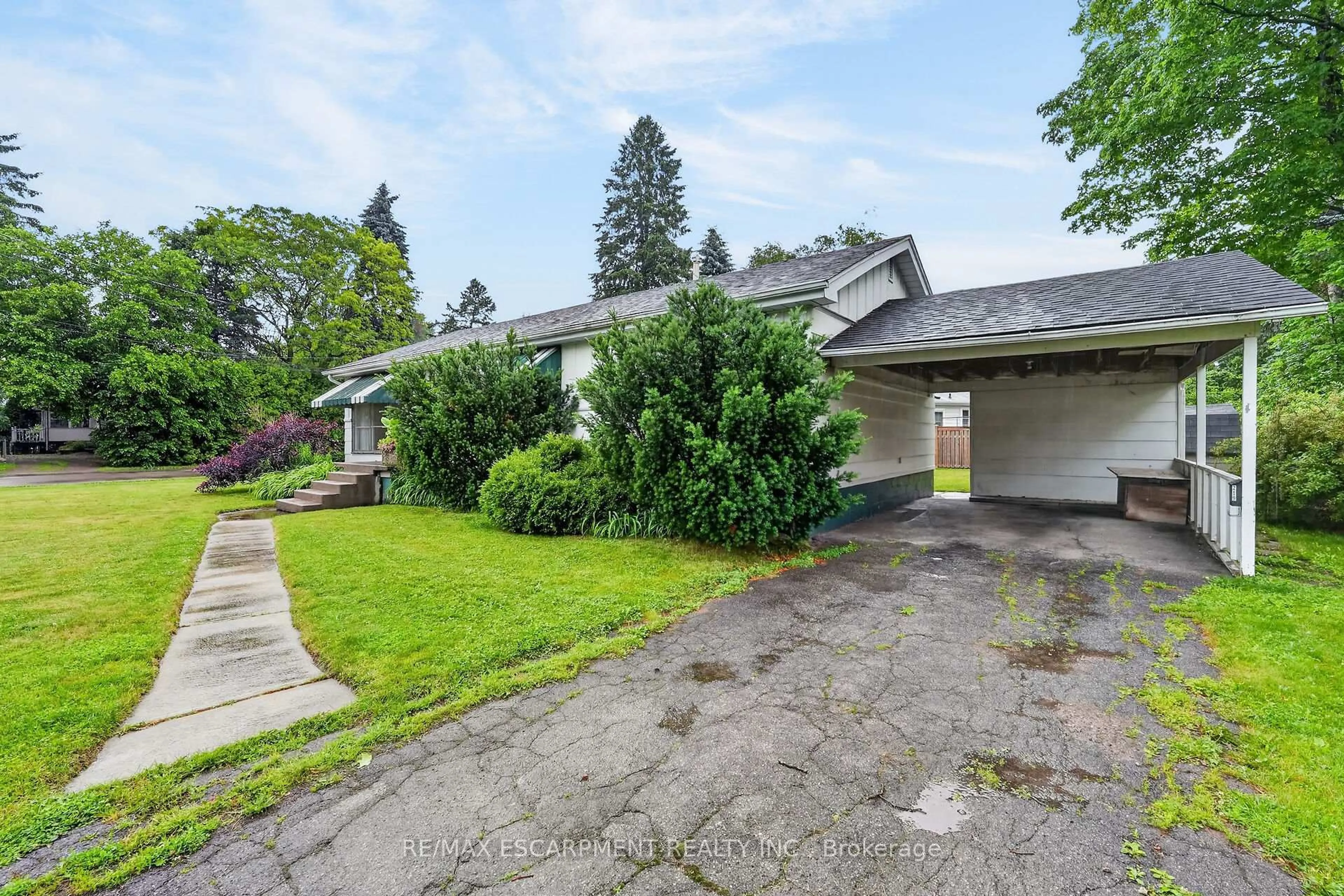 A pic from outside/outdoor area/front of a property/back of a property/a pic from drone, street for 219 Fiddler's Green Rd, Hamilton Ontario L9G 1W7