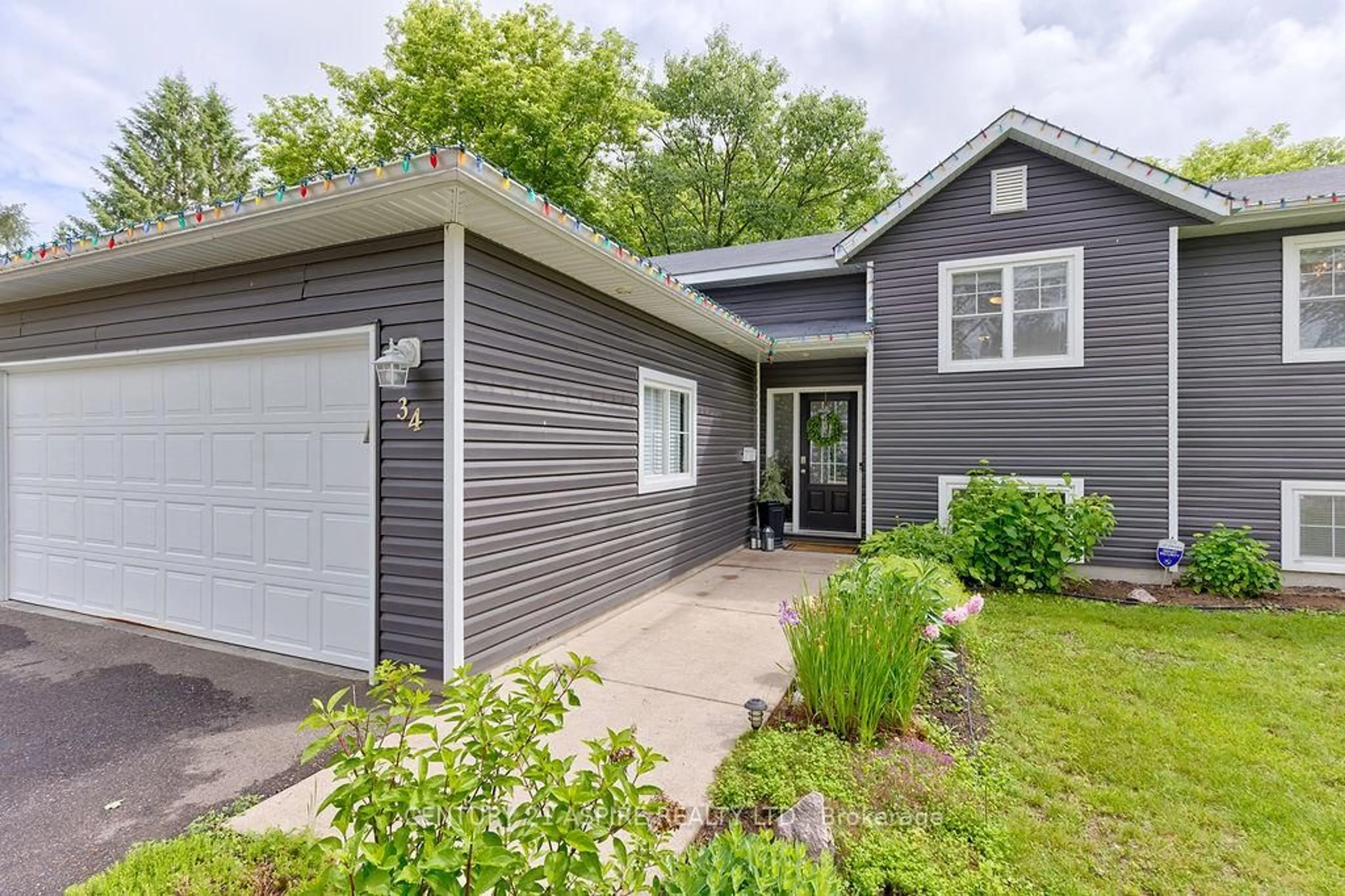 Home with vinyl exterior material, street for 34 Selkirk St, Petawawa Ontario K8H 1P2