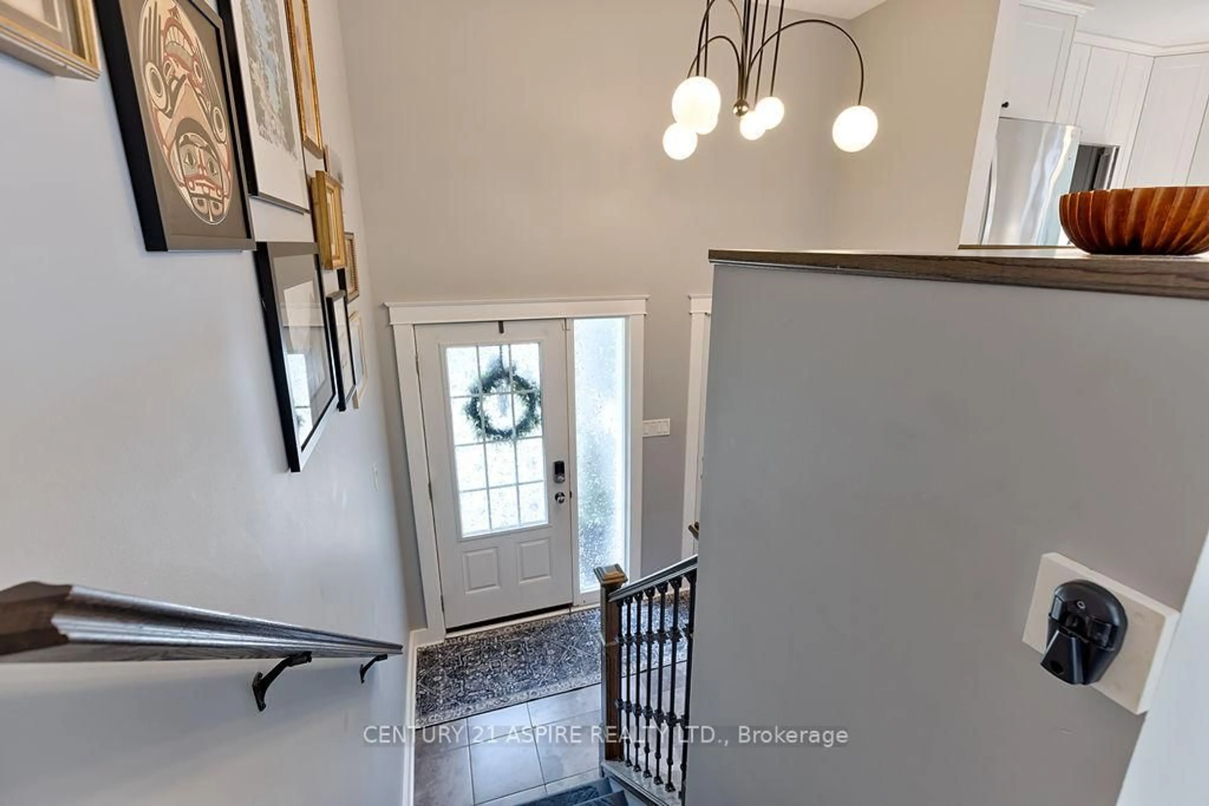 Indoor entryway for 34 Selkirk St, Petawawa Ontario K8H 1P2