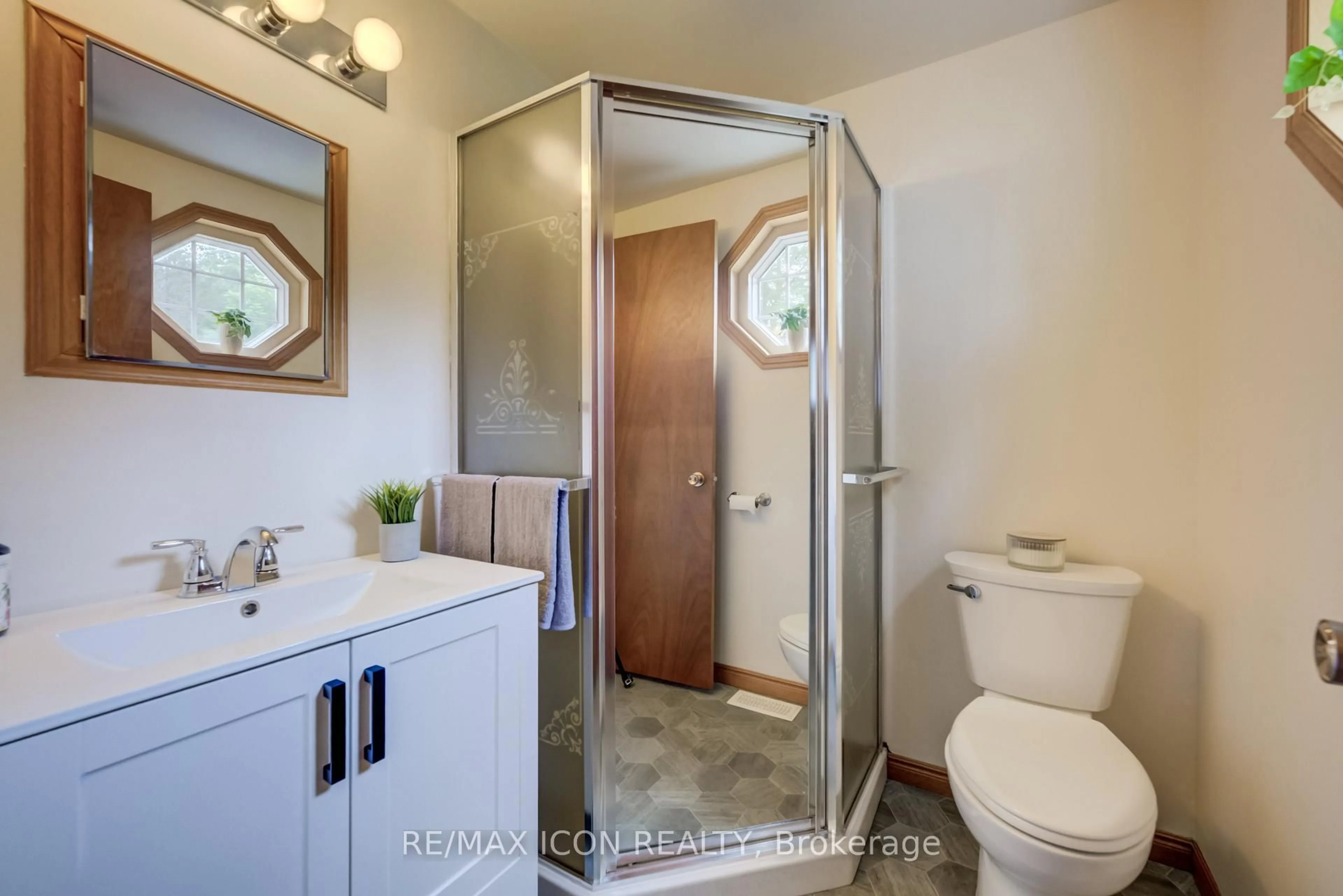 Standard bathroom, ceramic/tile floor for 7298 8 Sdrd, Wellington North Ontario N0G 1A0