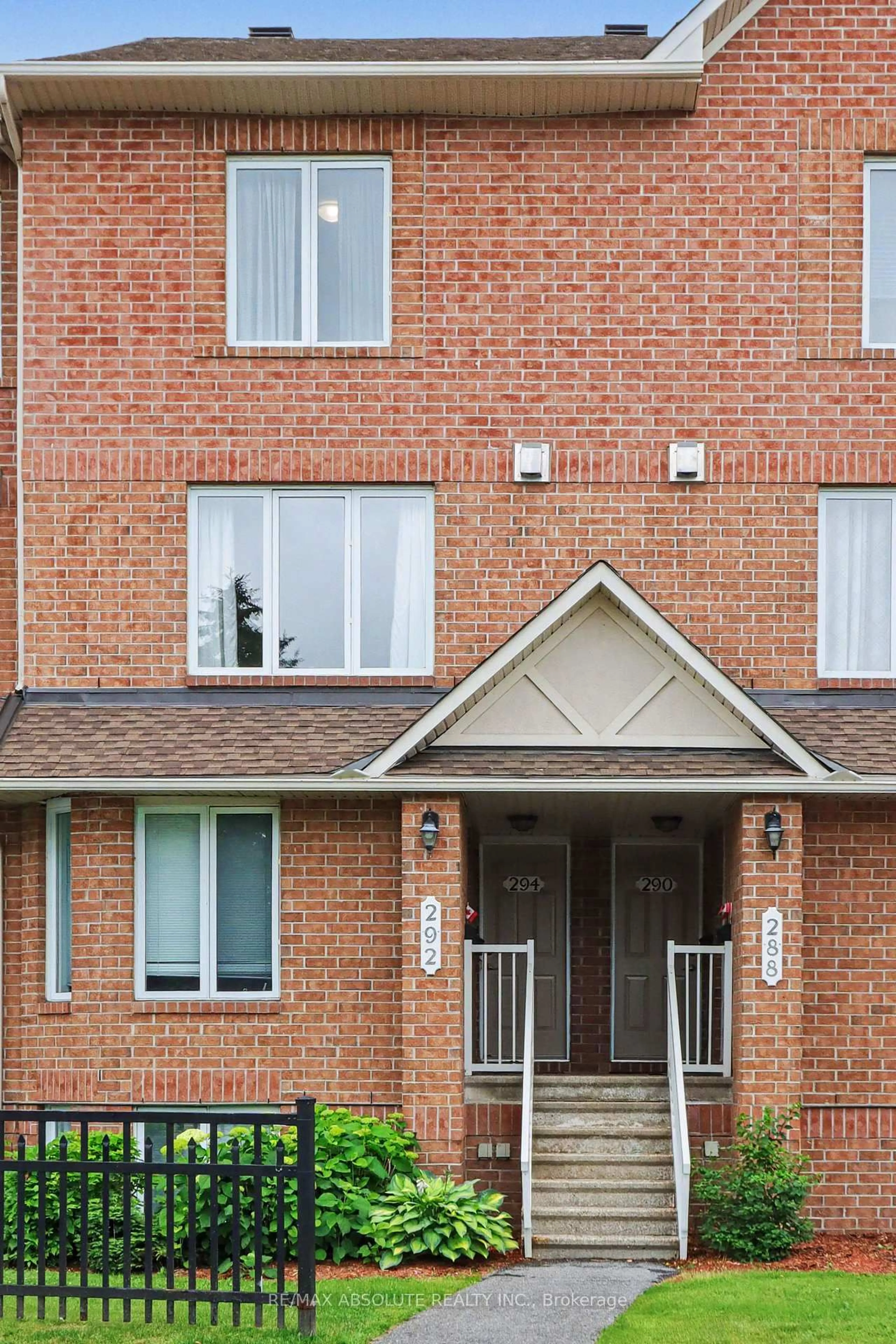Home with brick exterior material, building for 294 Cresthaven Dr, Ottawa Ontario K2G 6W4