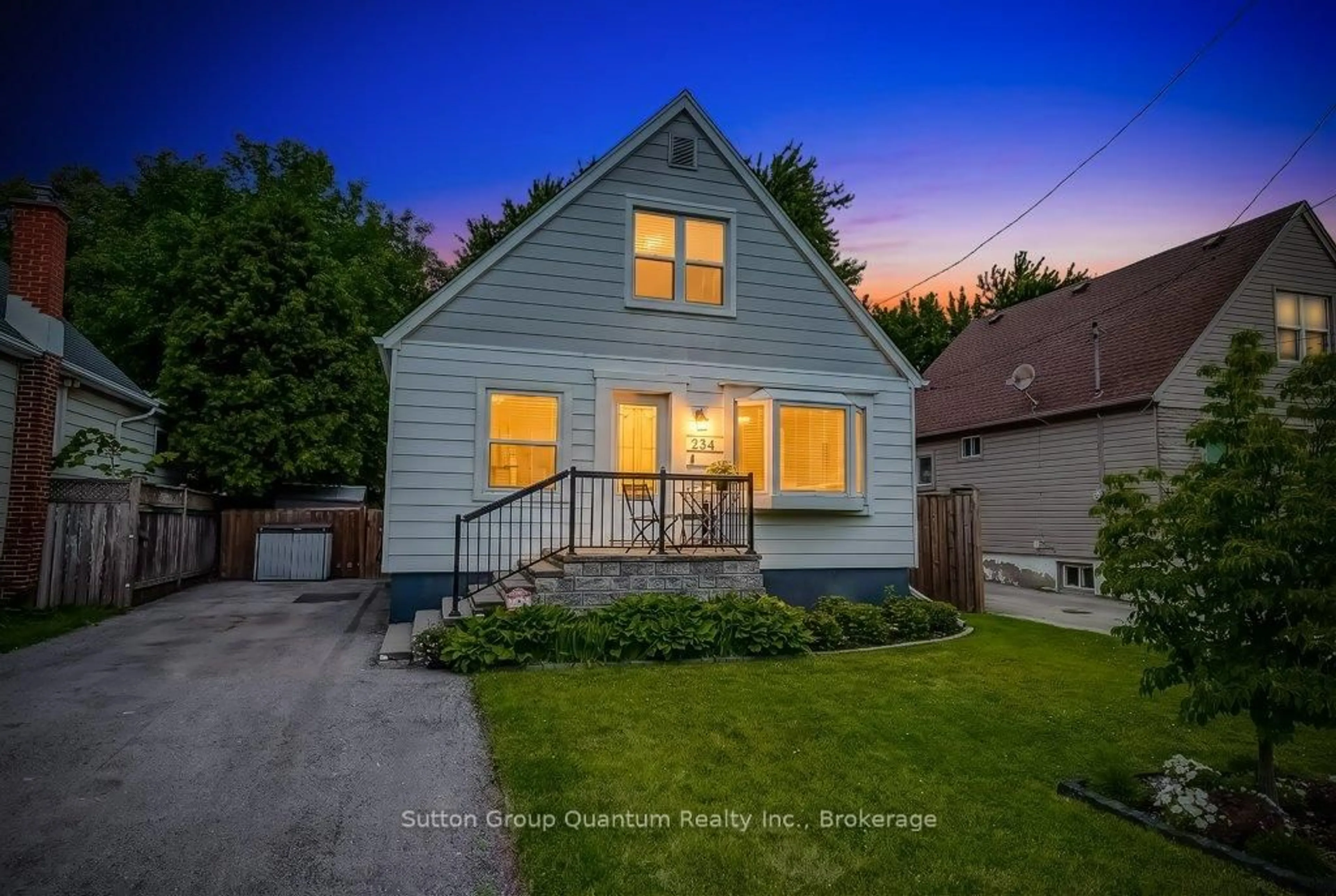 A pic from outside/outdoor area/front of a property/back of a property/a pic from drone, street for 234 East 27th St, Hamilton Ontario L8V 3G4