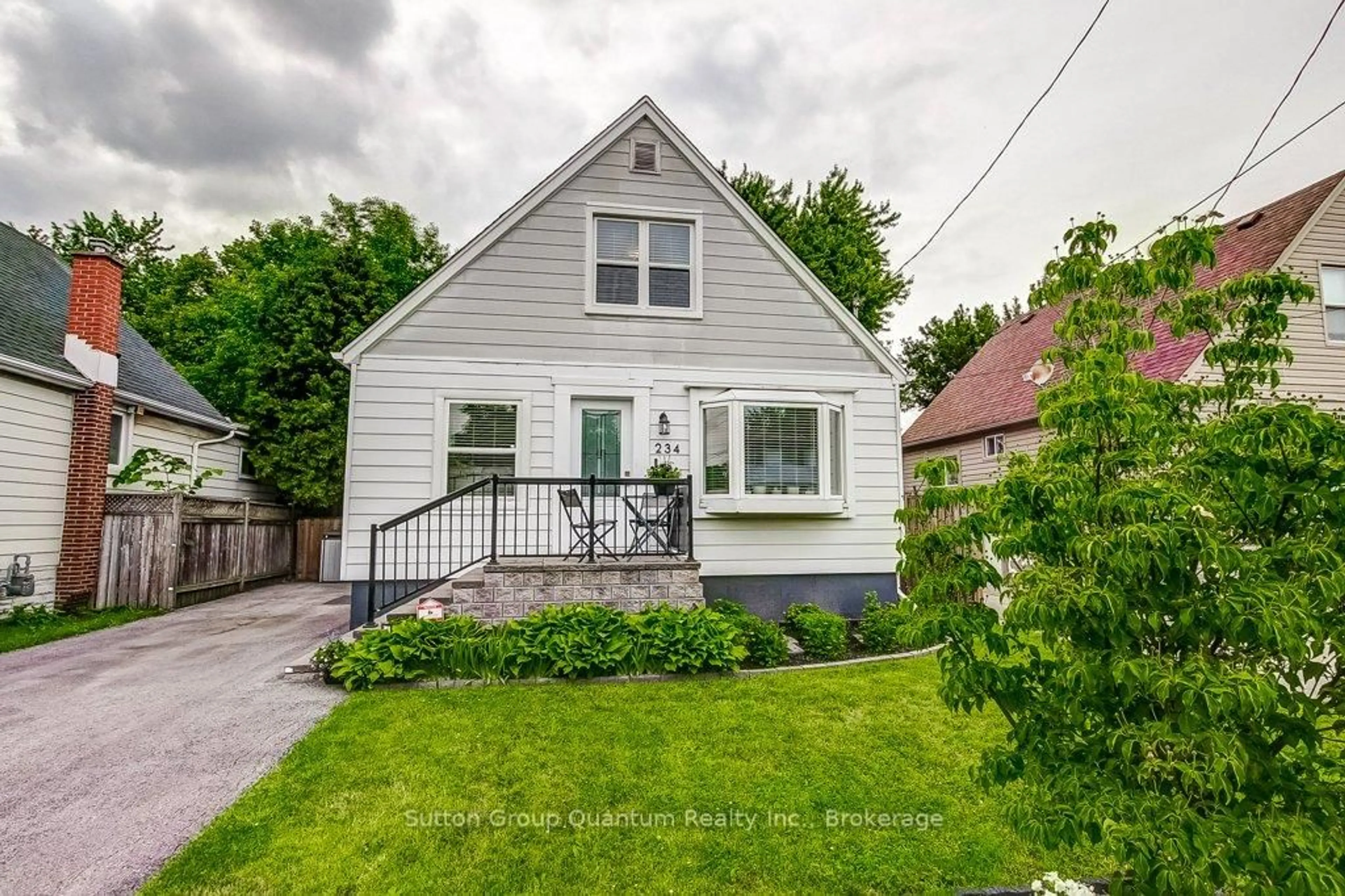 Home with vinyl exterior material, street for 234 East 27th St, Hamilton Ontario L8V 3G4
