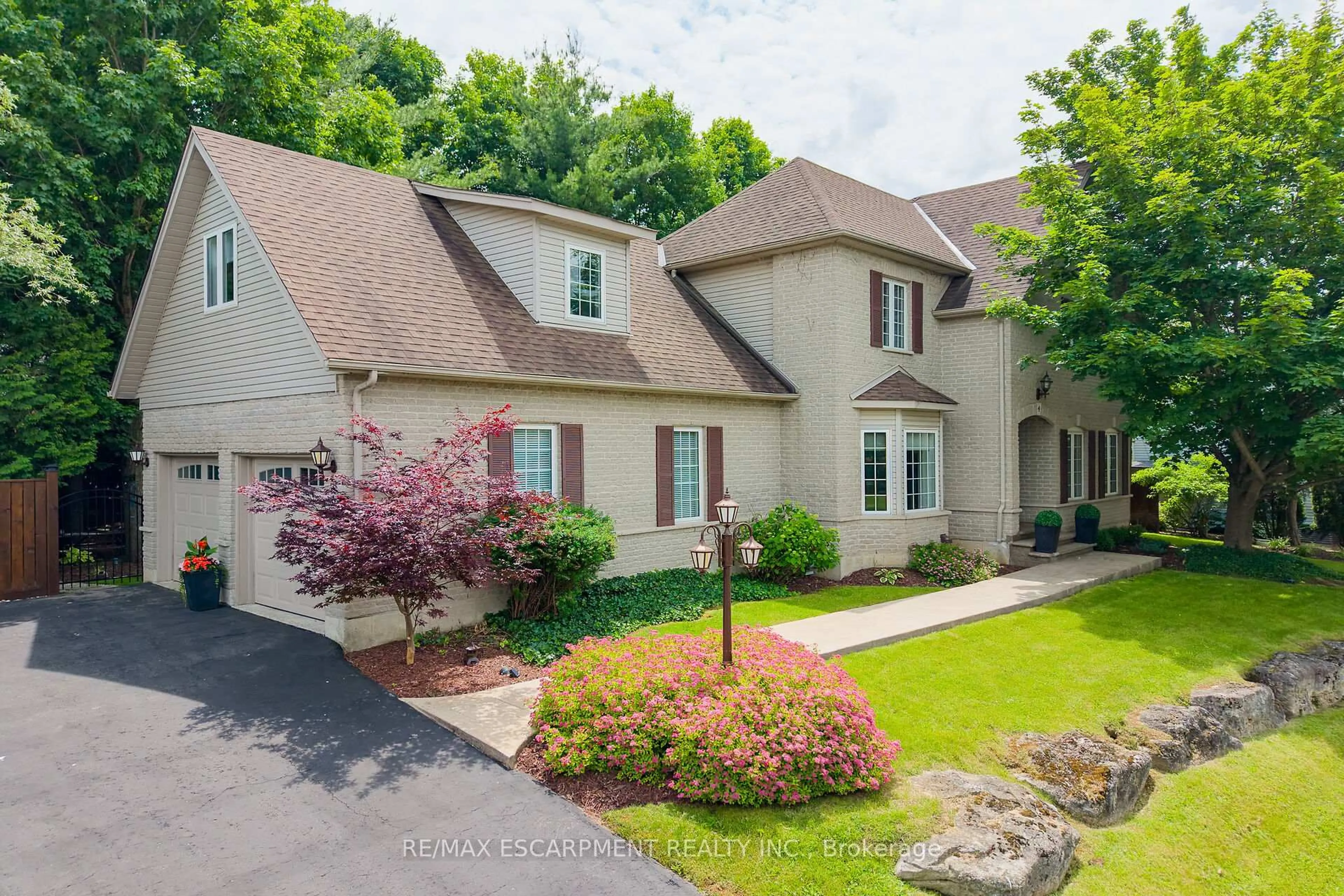 A pic from outside/outdoor area/front of a property/back of a property/a pic from drone, street for 4 Valley Ridge Lane, Hamilton Ontario L8N 2Z7