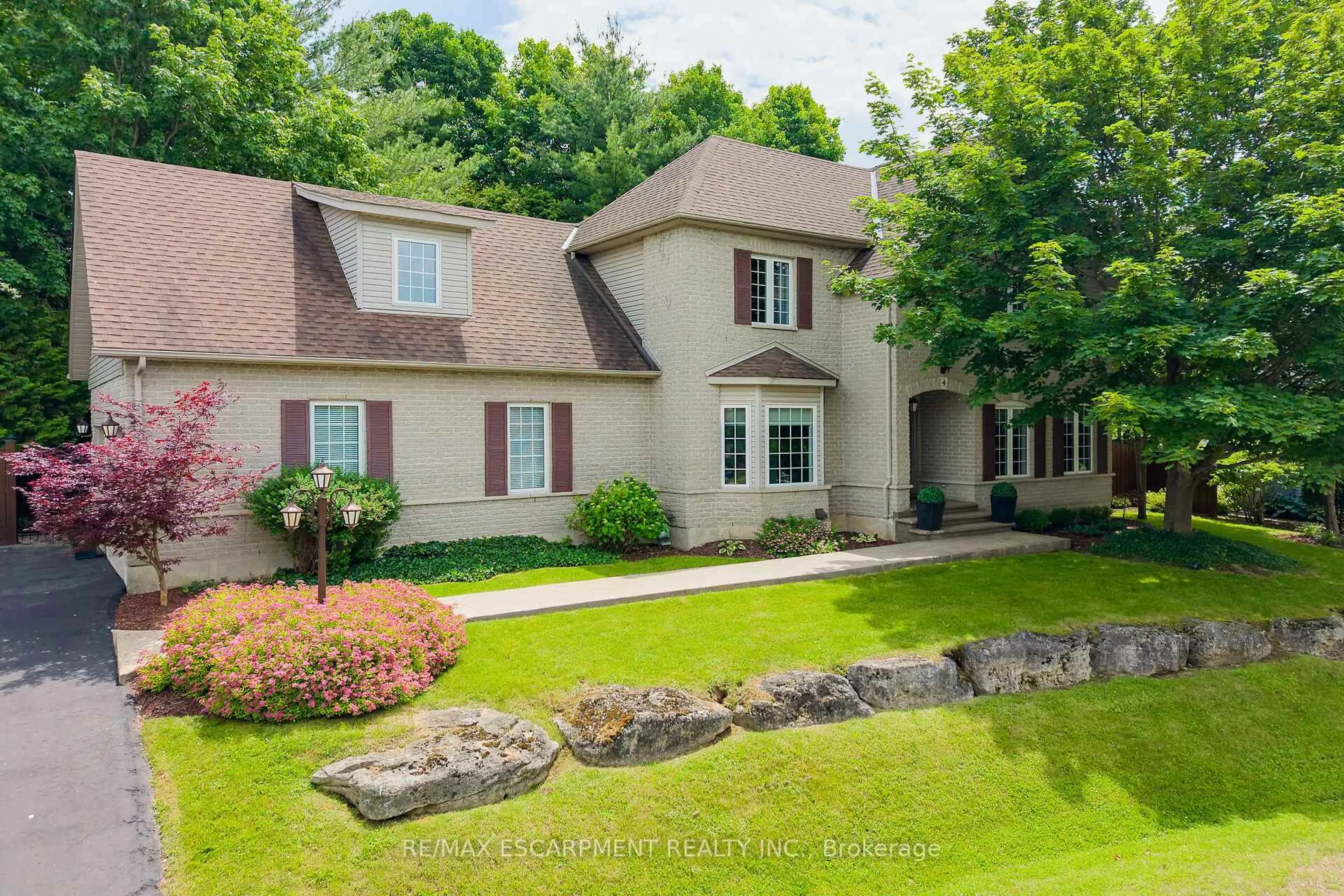A pic from outside/outdoor area/front of a property/back of a property/a pic from drone, unknown for 4 Valley Ridge Lane, Hamilton Ontario L8N 2Z7