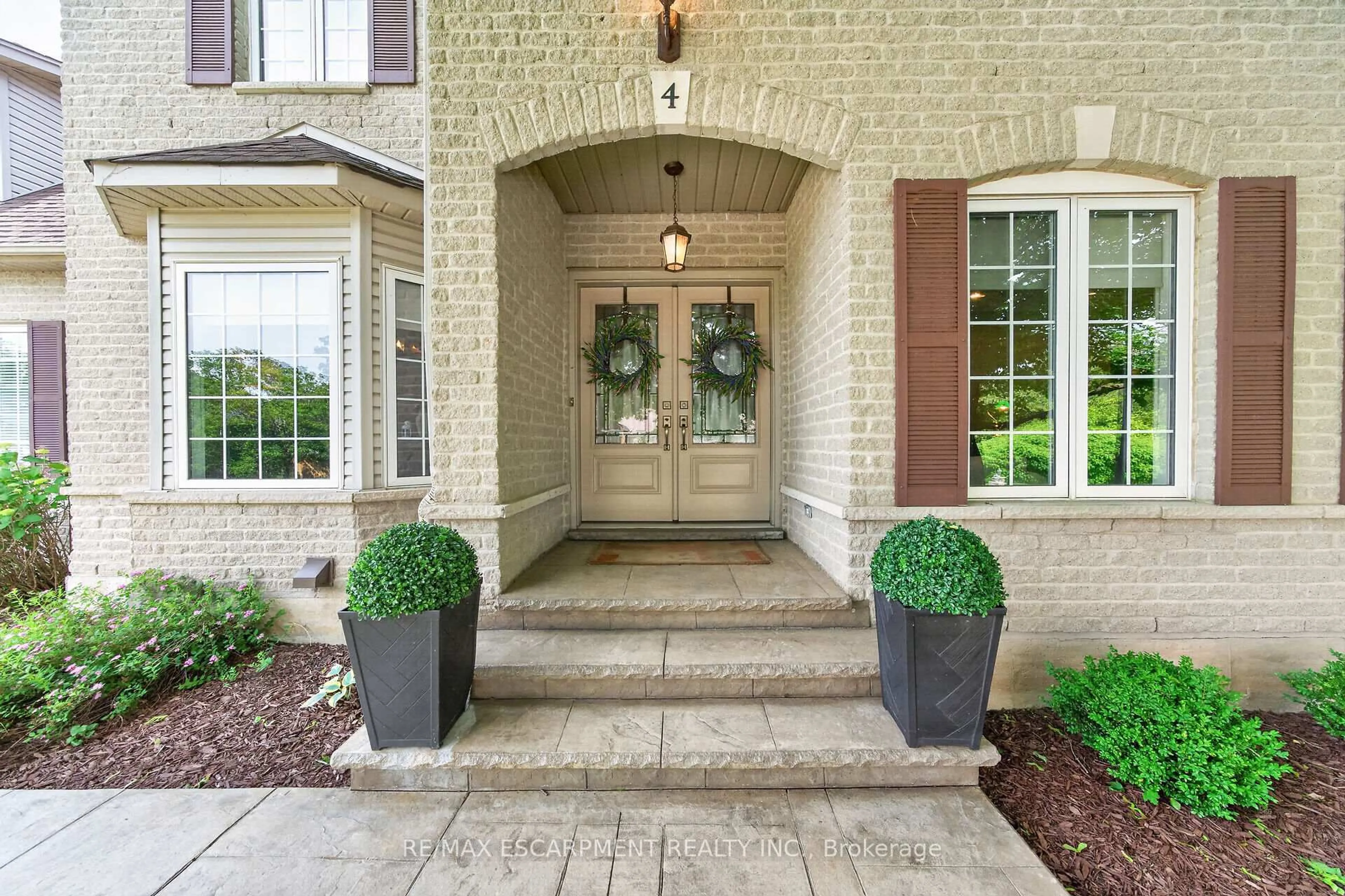 Indoor entryway for 4 Valley Ridge Lane, Hamilton Ontario L8N 2Z7