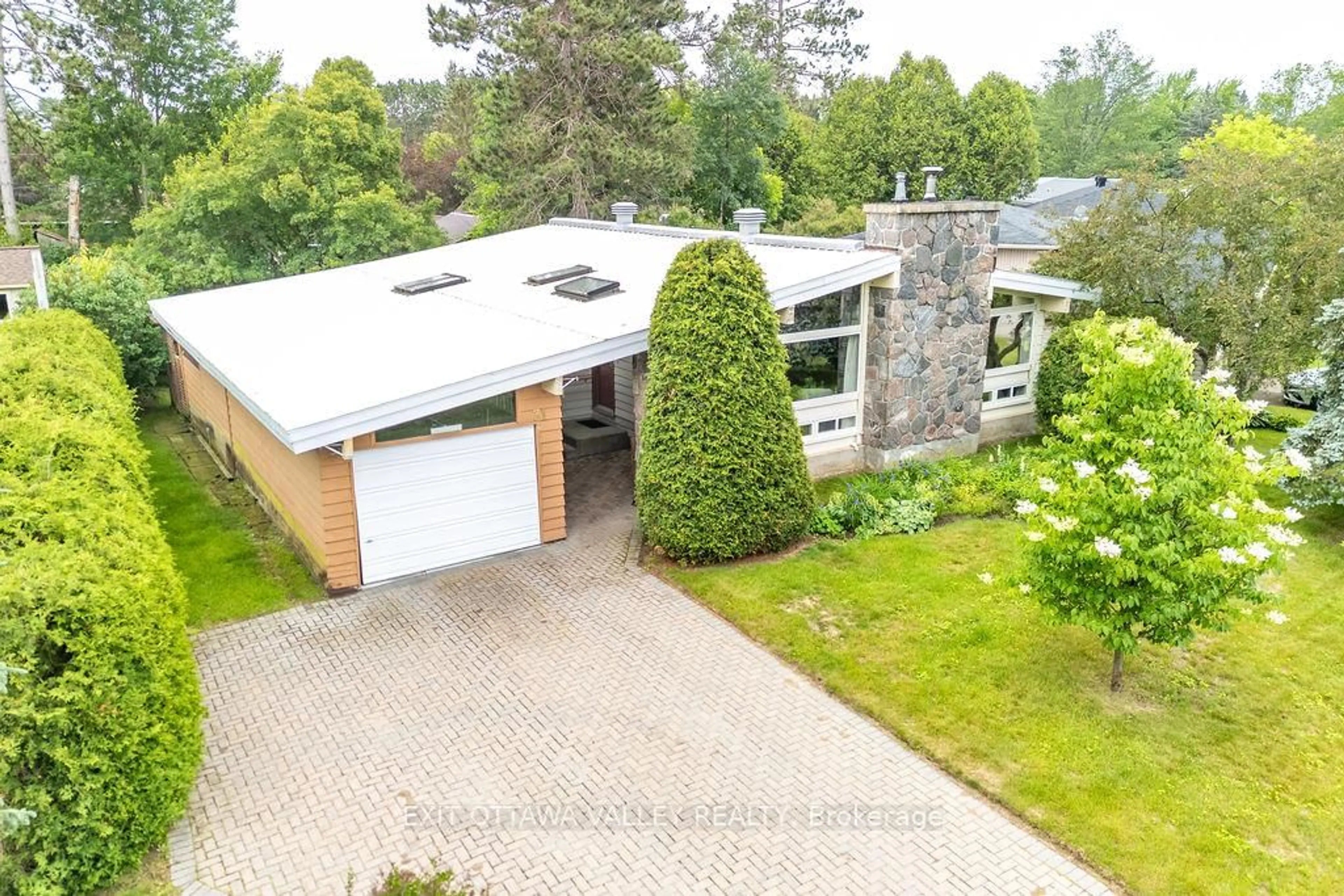 A pic from outside/outdoor area/front of a property/back of a property/a pic from drone, street for 31 Claremount Rd, Deep River Ontario K0J 1P0