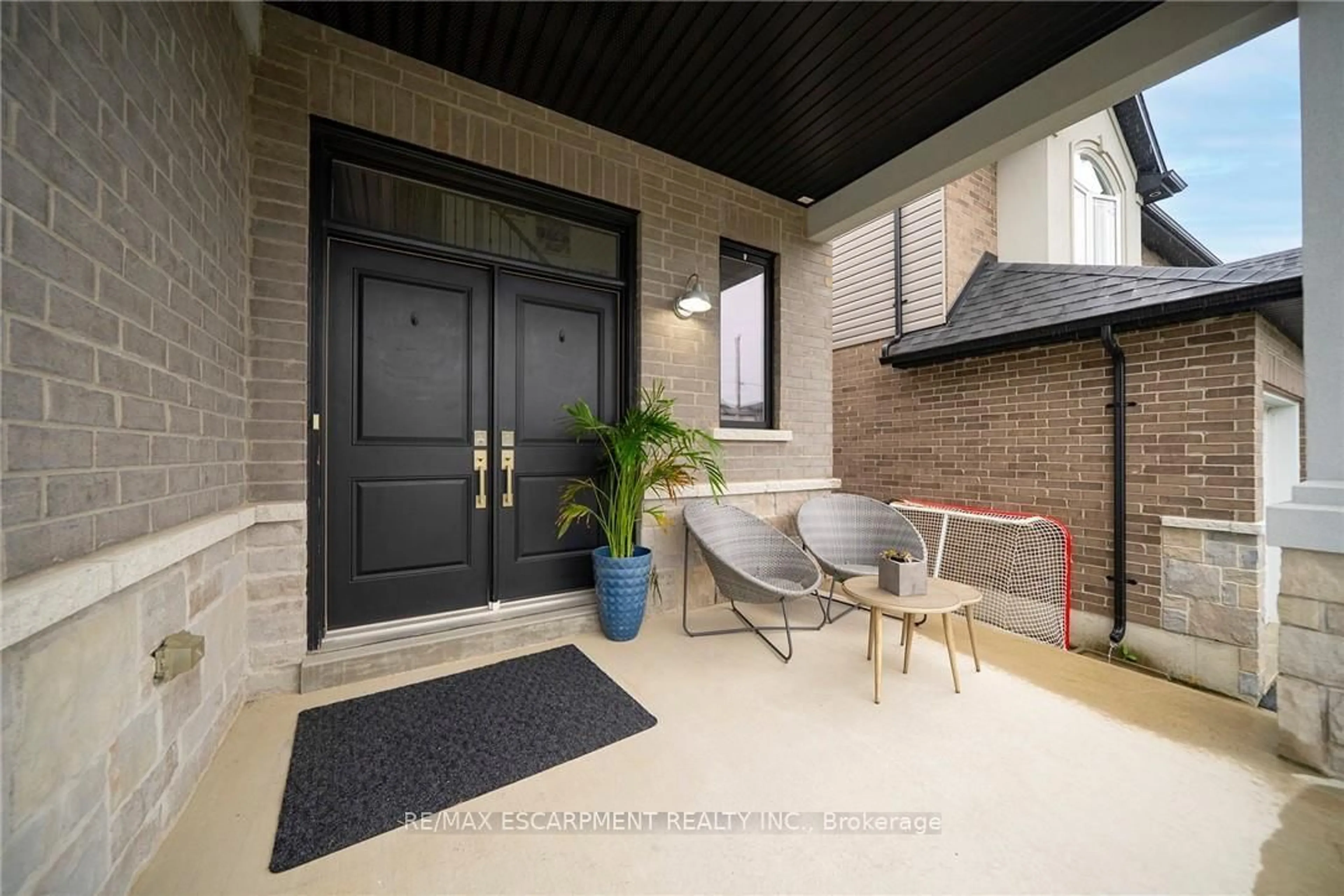 Indoor entryway for 73 Eleanor Ave, Hamilton Ontario L8W 1C8