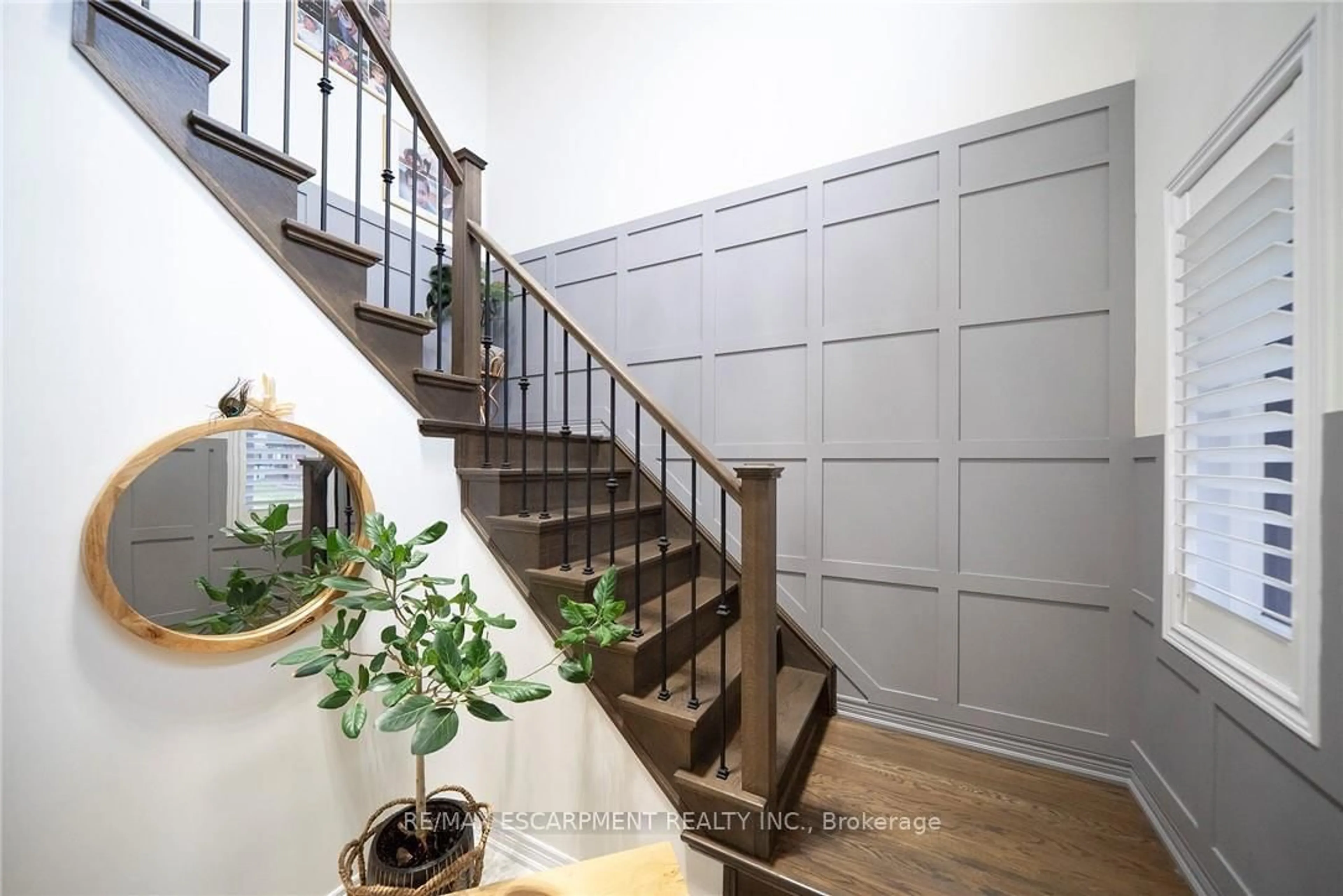 Indoor entryway for 73 Eleanor Ave, Hamilton Ontario L8W 1C8