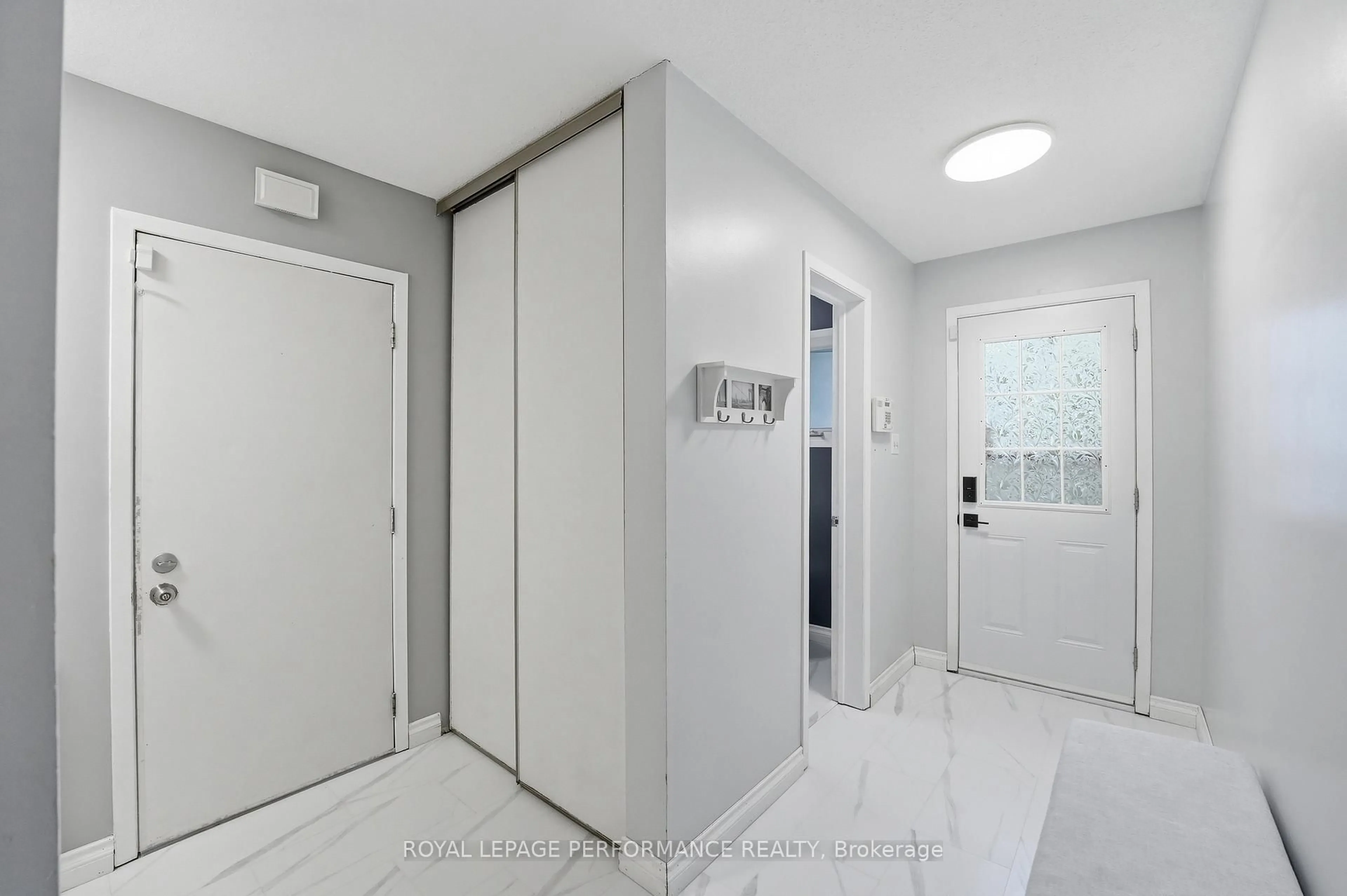 Indoor entryway for 2208 Orient Park Dr, Ottawa Ontario K1B 4W2