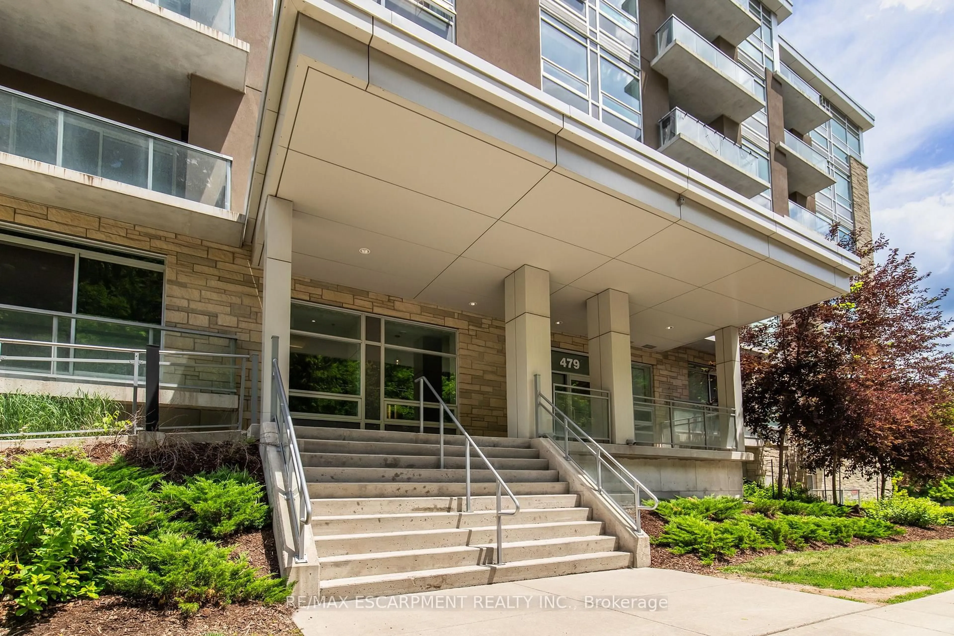 Indoor foyer for 479 Charlton Ave #506, Hamilton Ontario L8N 0B4