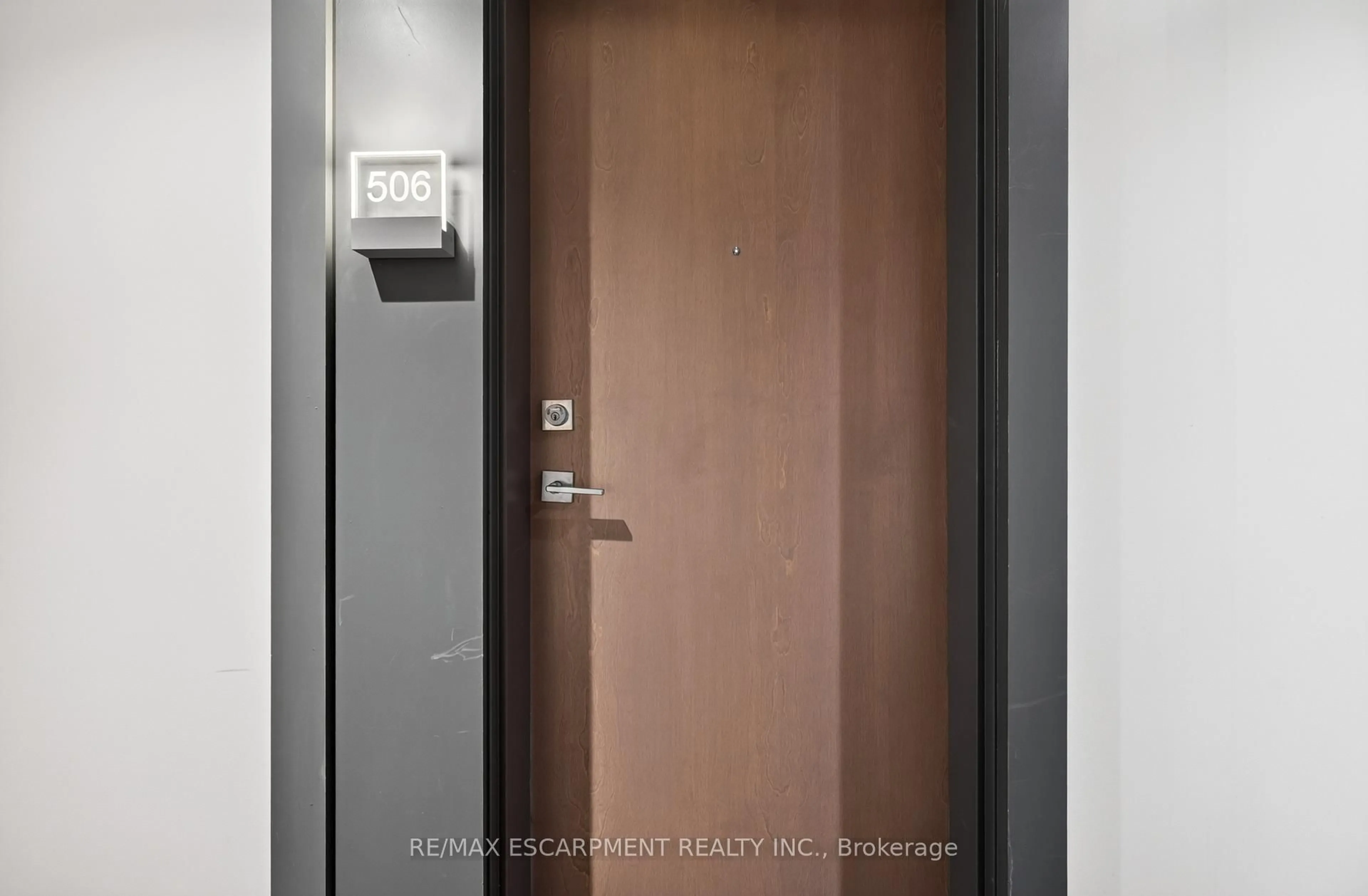 Indoor entryway for 479 Charlton Ave #506, Hamilton Ontario L8N 0B4