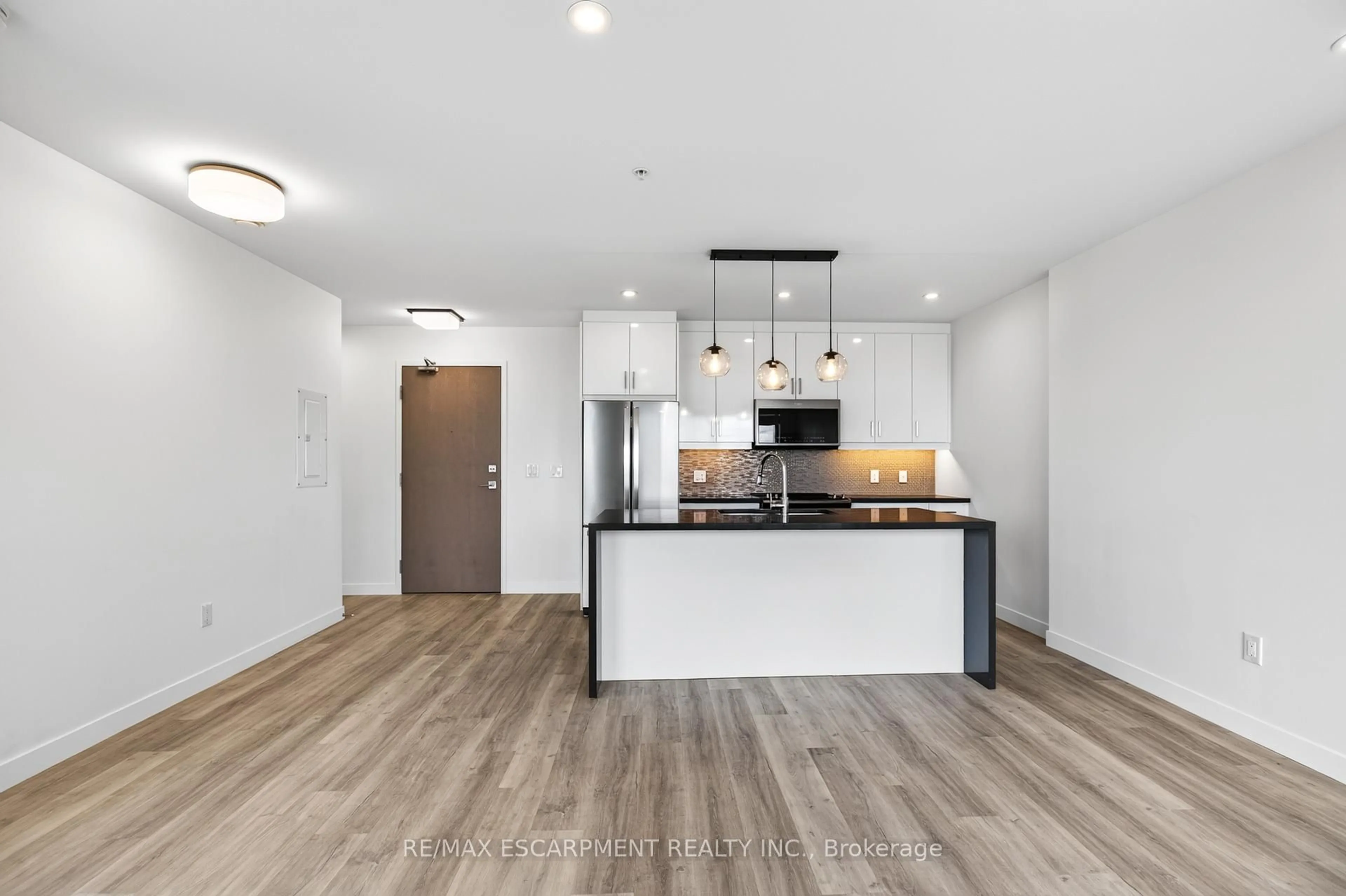 Open concept kitchen, wood/laminate floor for 479 Charlton Ave #506, Hamilton Ontario L8N 0B4