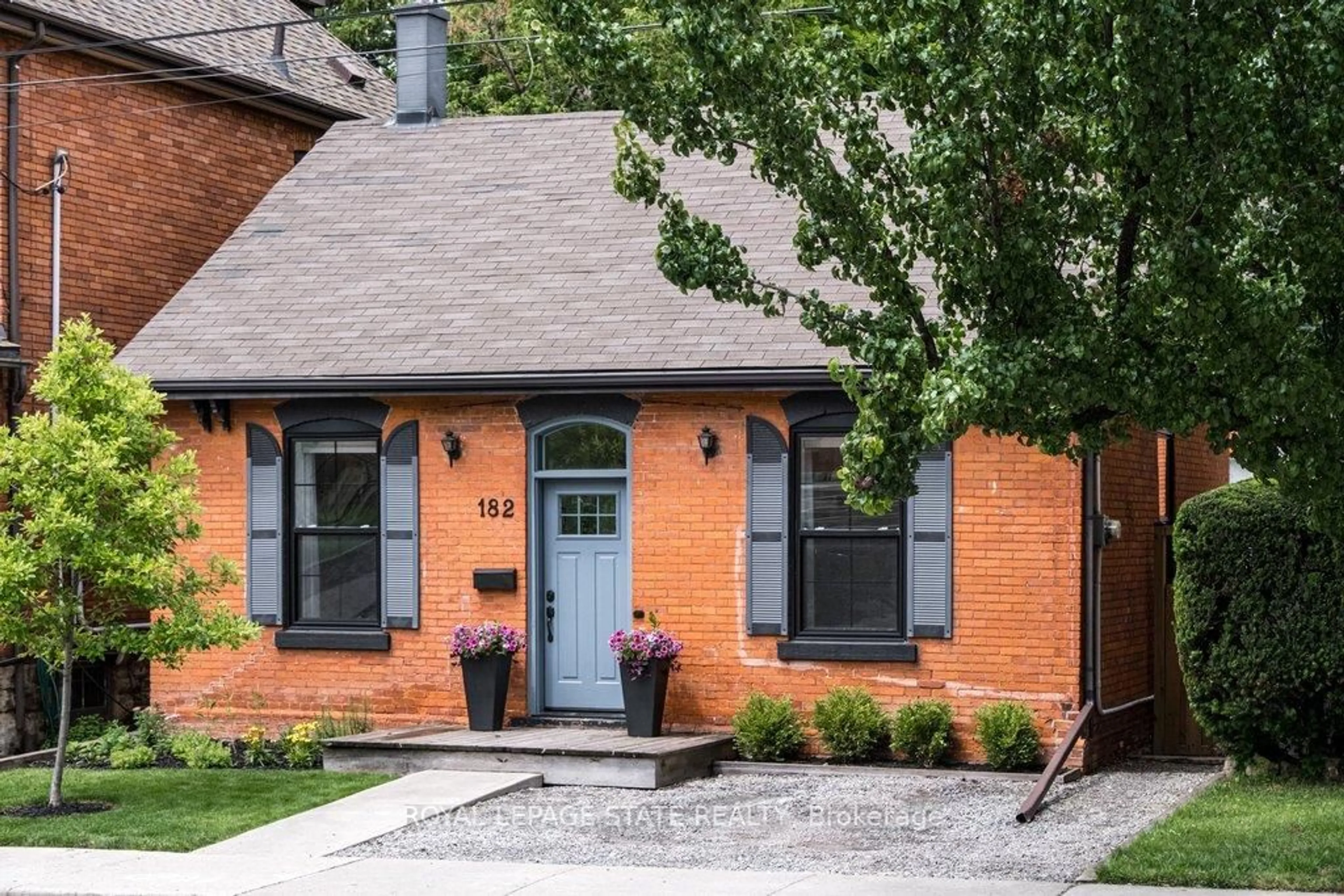 Home with brick exterior material, street for 182 Charlton Ave, Hamilton Ontario L8P 2E1