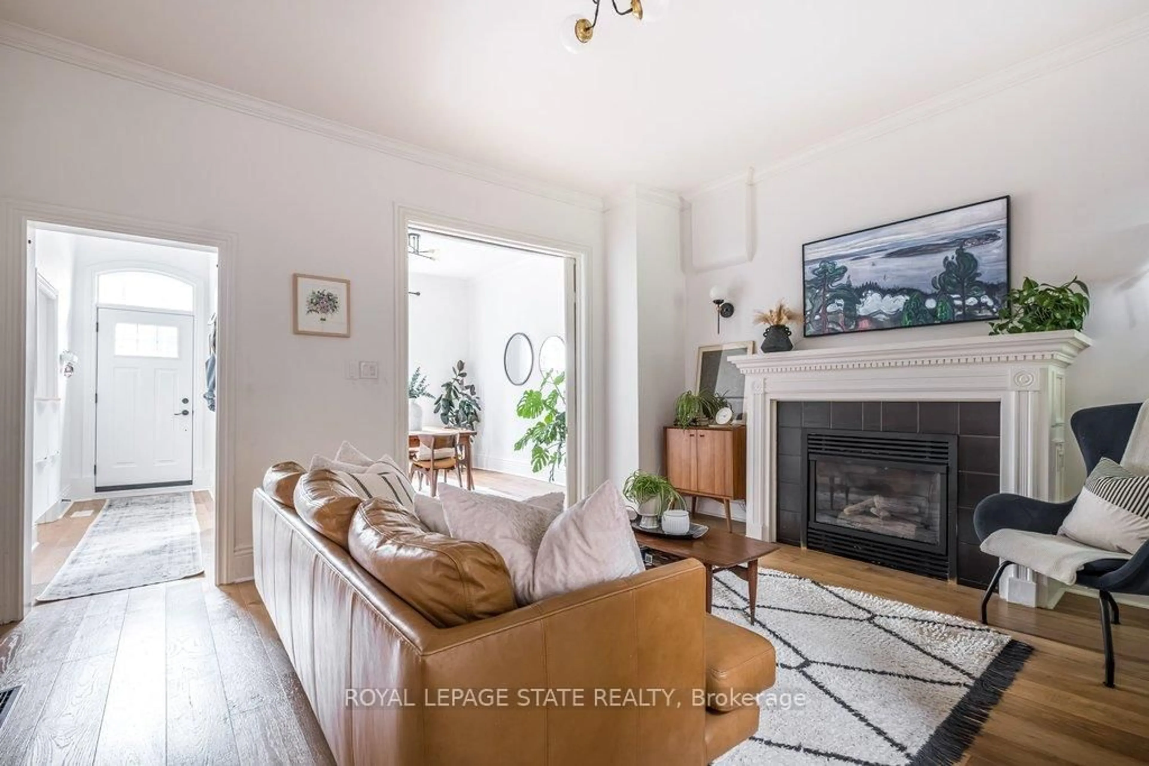 Living room with furniture, wood/laminate floor for 182 Charlton Ave, Hamilton Ontario L8P 2E1
