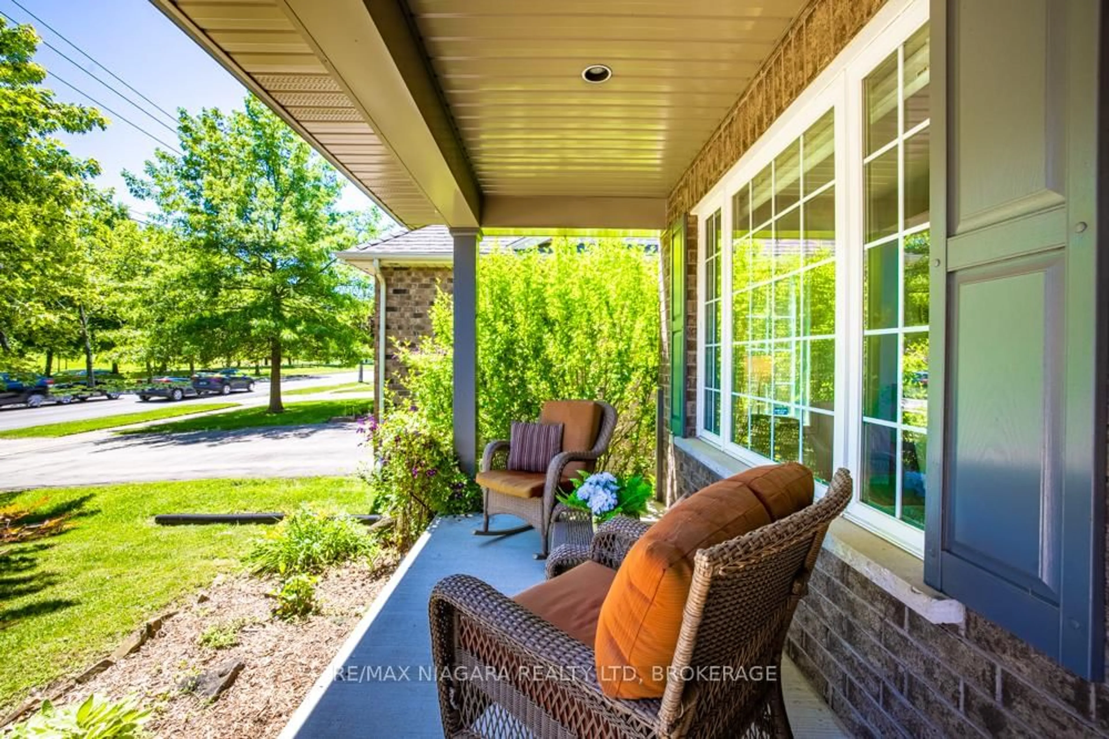 Patio, street for 374 PELHAM Rd, St. Catharines Ontario L2S 0A2