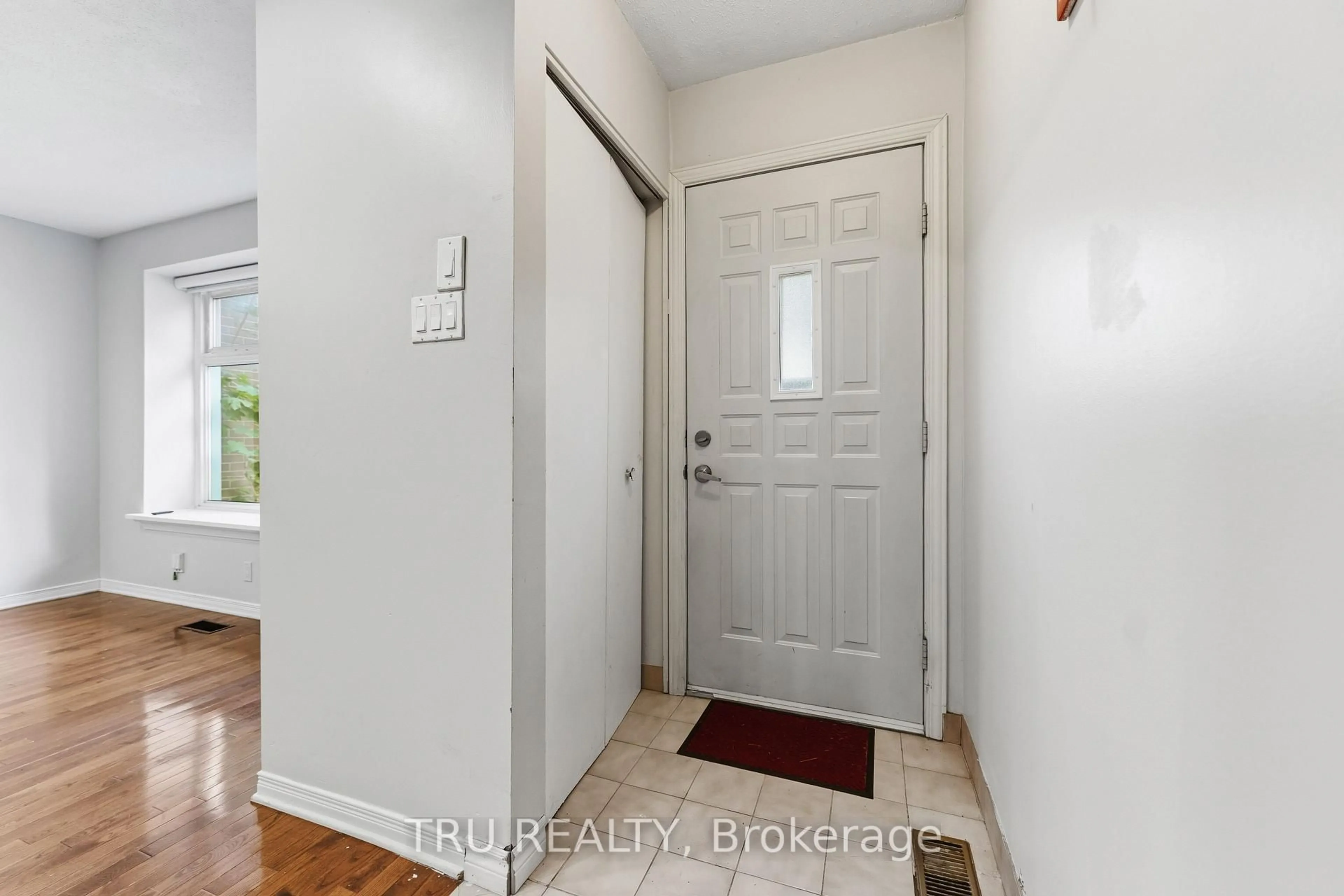 Indoor entryway for 950 Meadowlands Dr, Ottawa Ontario K2C 0K3