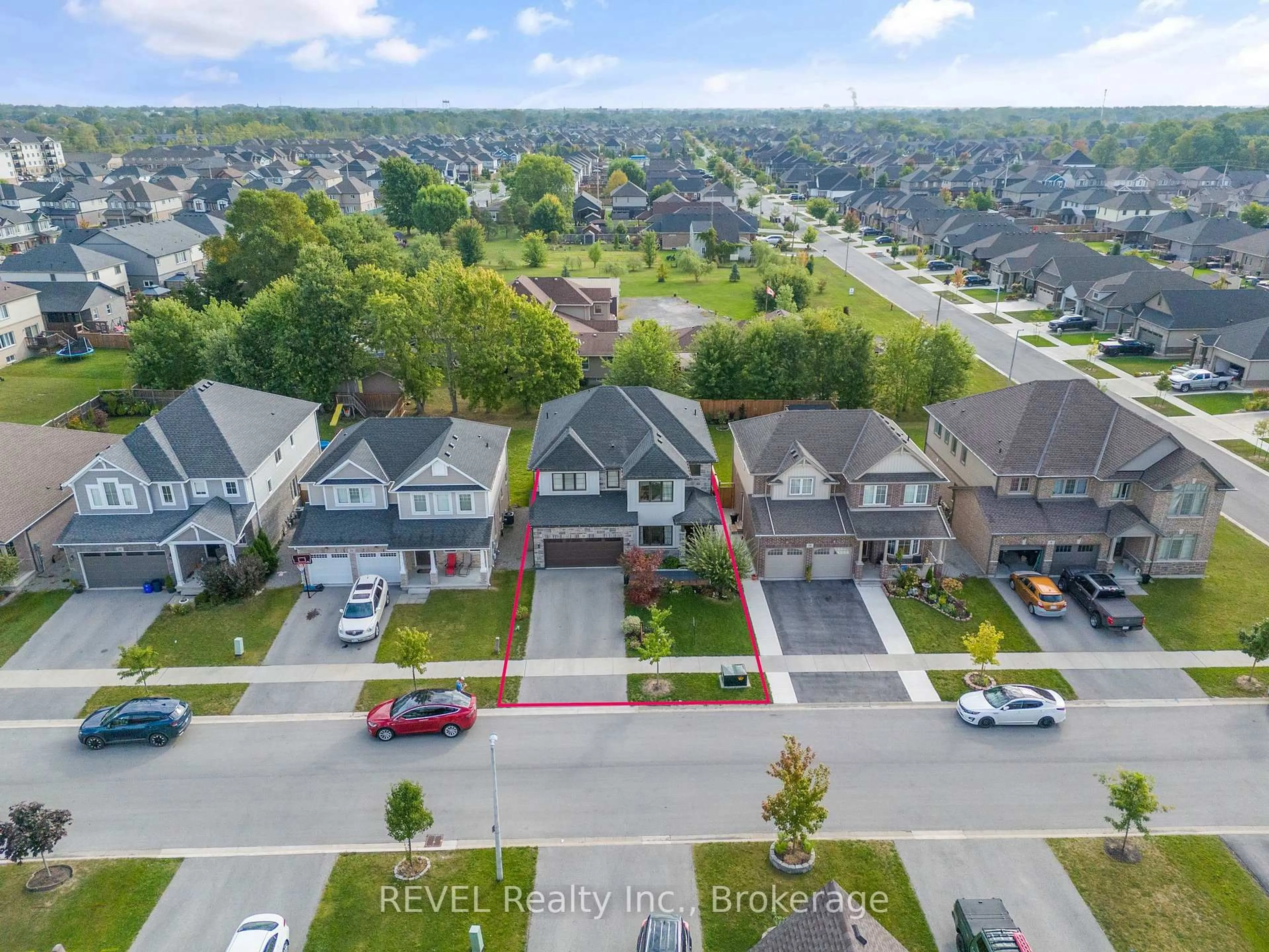 A pic from outside/outdoor area/front of a property/back of a property/a pic from drone, street for 26 CROW St, Welland Ontario L3C 0E4
