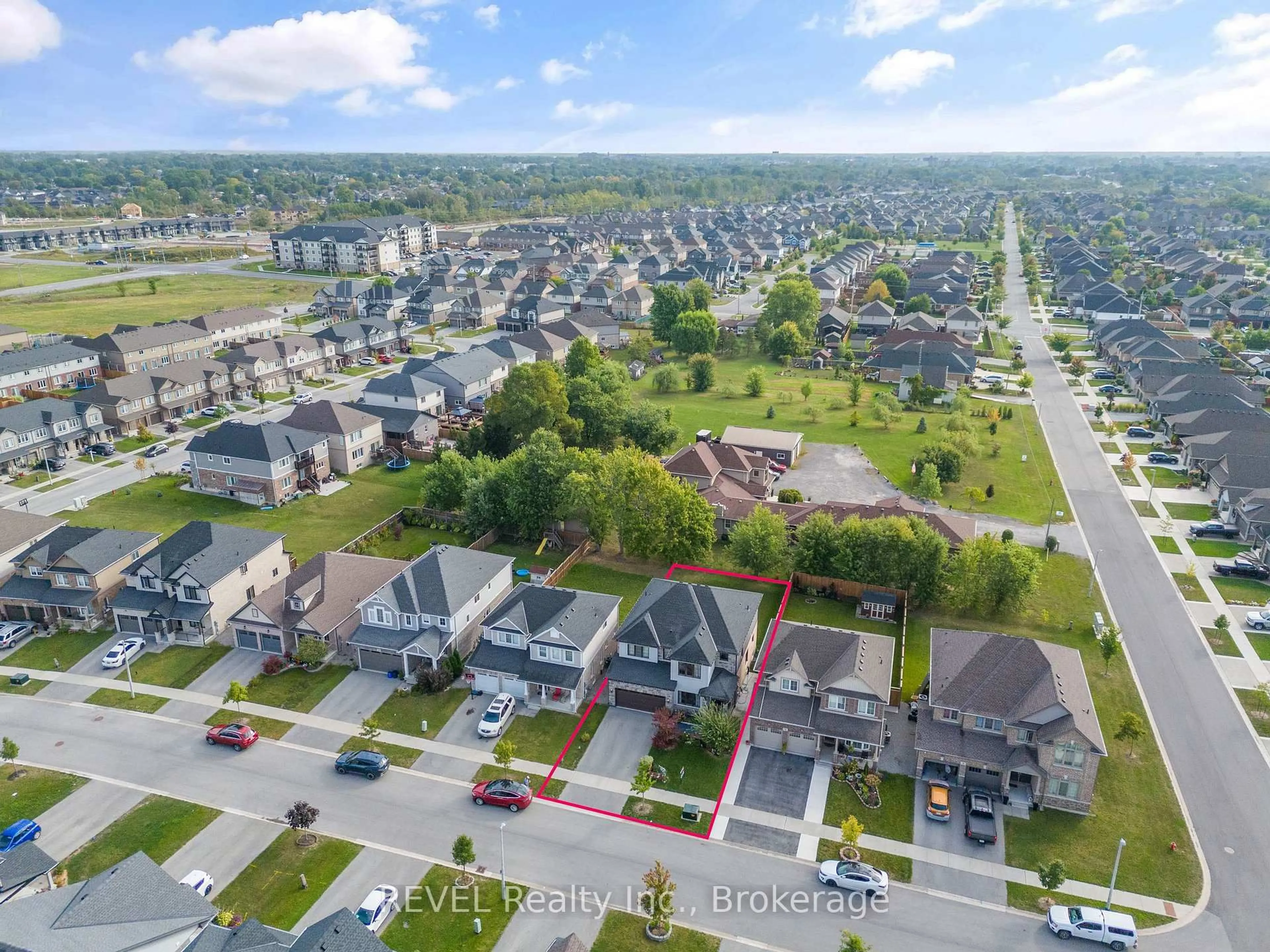 A pic from outside/outdoor area/front of a property/back of a property/a pic from drone, street for 26 CROW St, Welland Ontario L3C 0E4