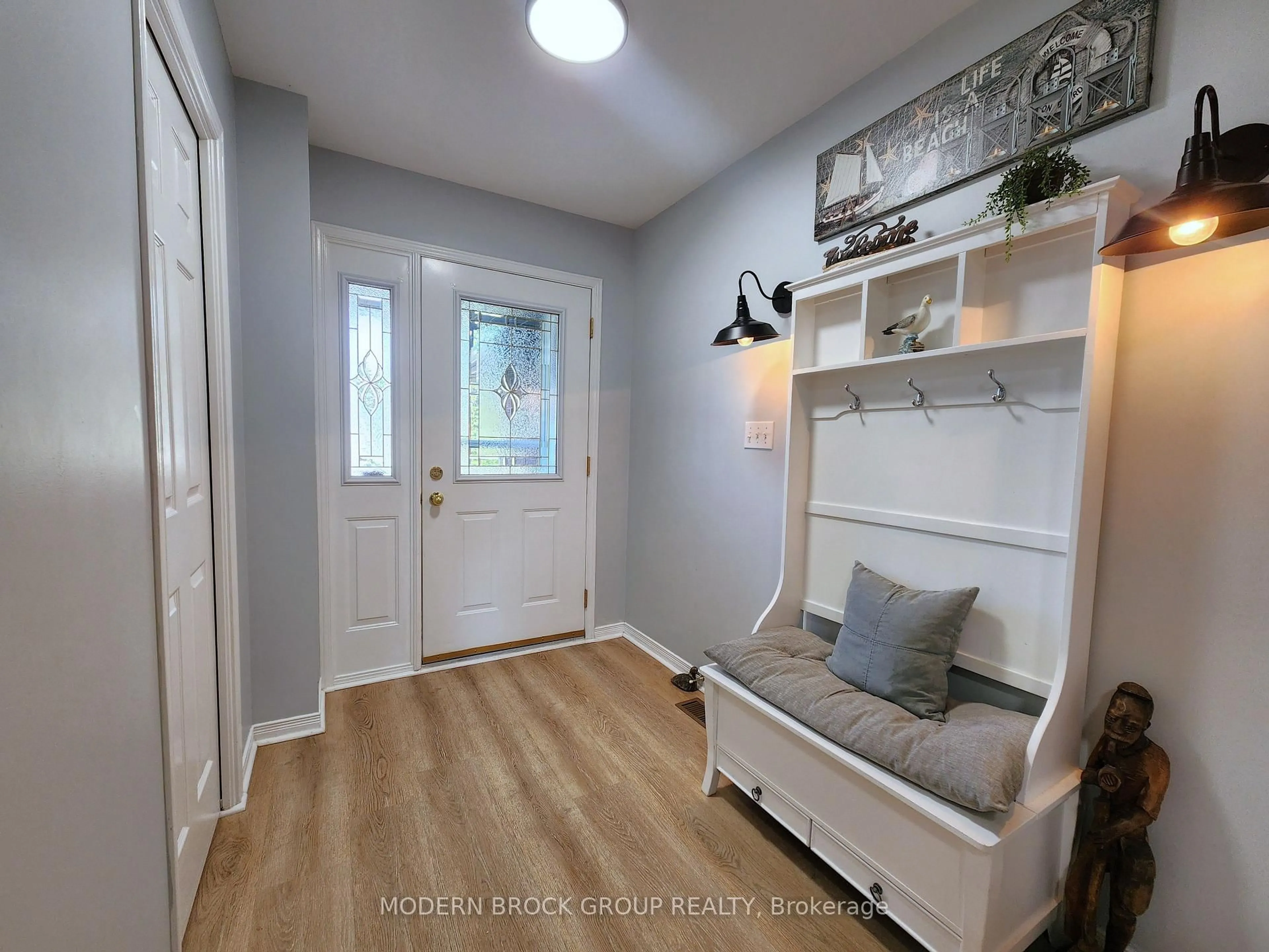 Indoor entryway for 6 WILMOT YOUNG Pl, Brockville Ontario K6V 7H3