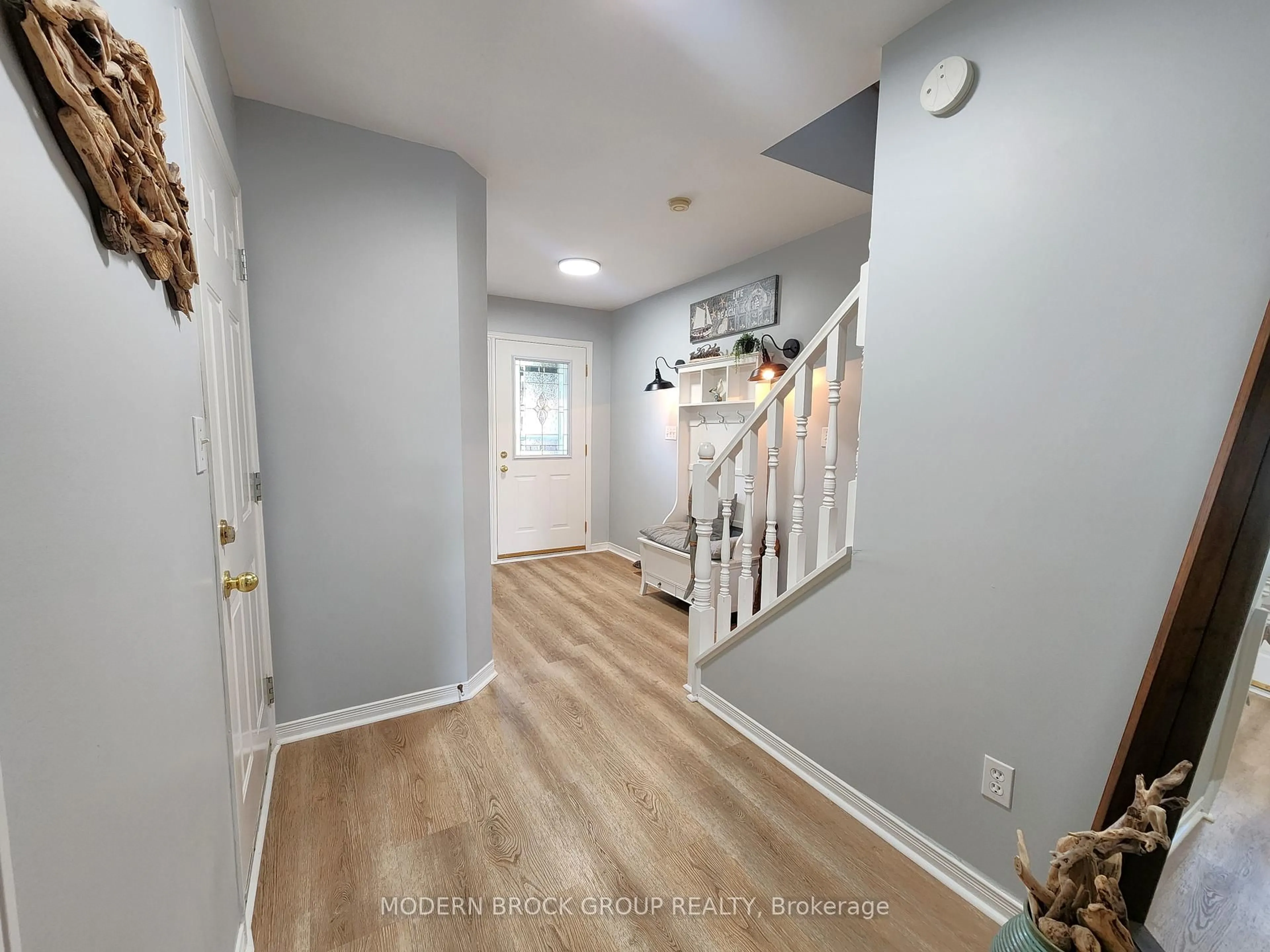 Indoor entryway for 6 WILMOT YOUNG Pl, Brockville Ontario K6V 7H3