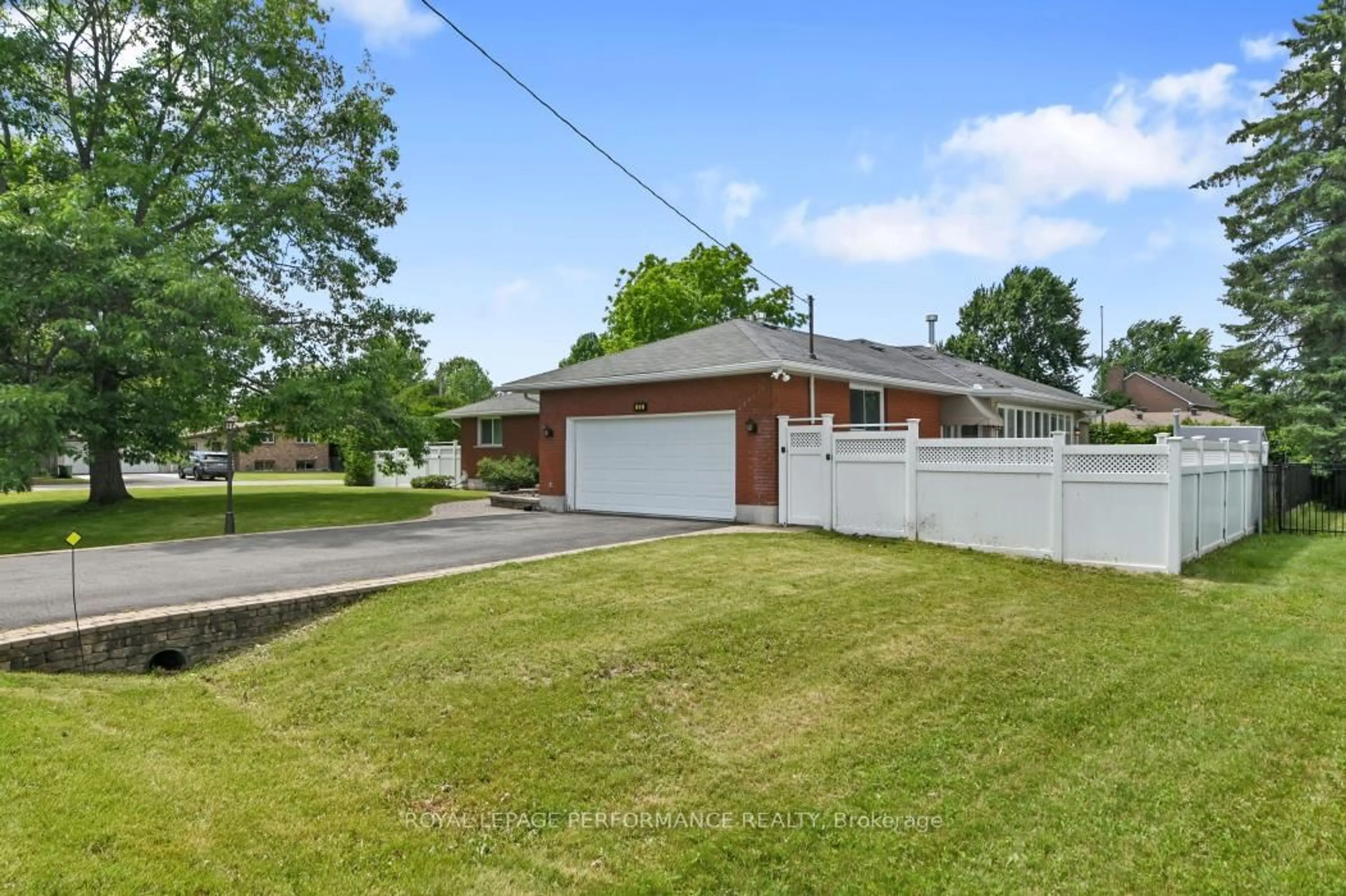 A pic from outside/outdoor area/front of a property/back of a property/a pic from drone, street for 23 Elma St, Ottawa Ontario K1T 3W8