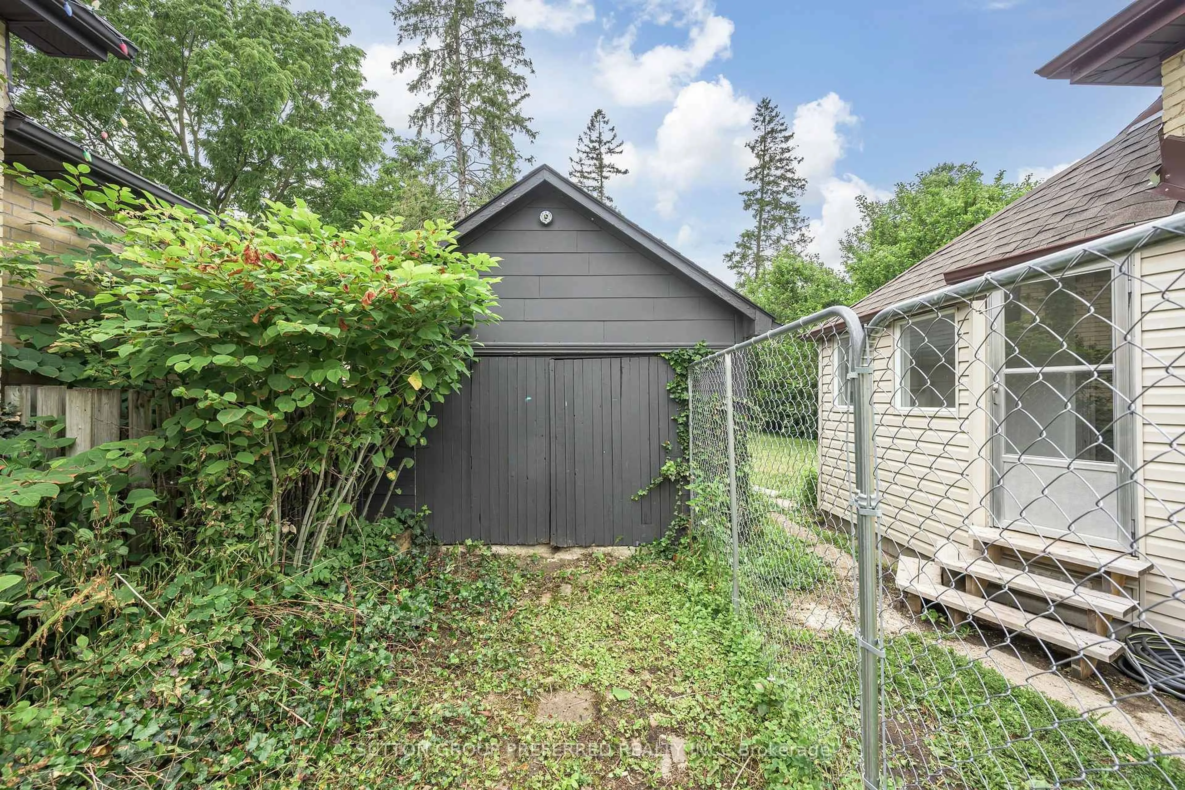 Shed for 485 Dorinda St, London East Ontario N5W 4B3