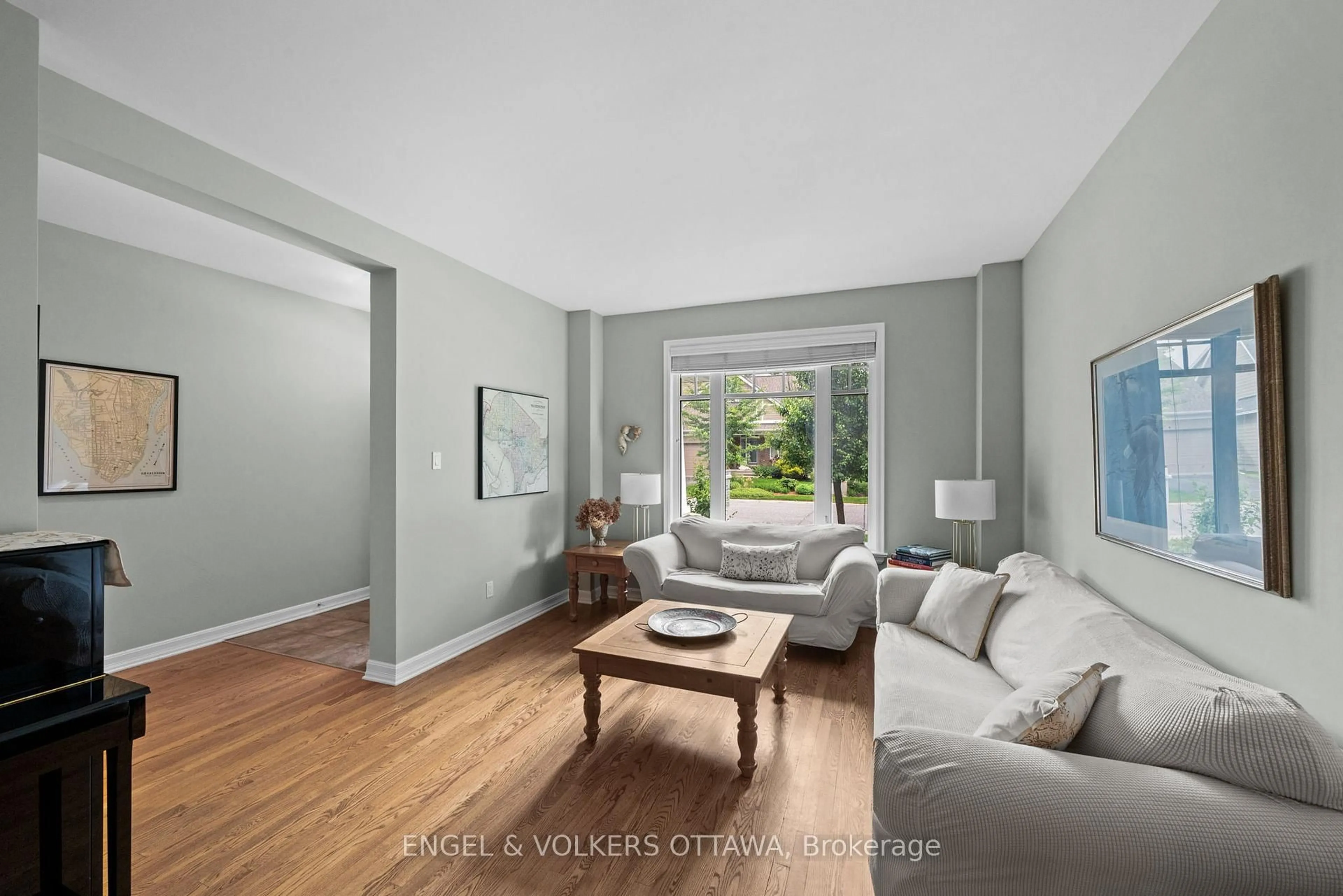 Living room with furniture, unknown for 564 Erinwoods Circ, Ottawa Ontario K2J 5M8