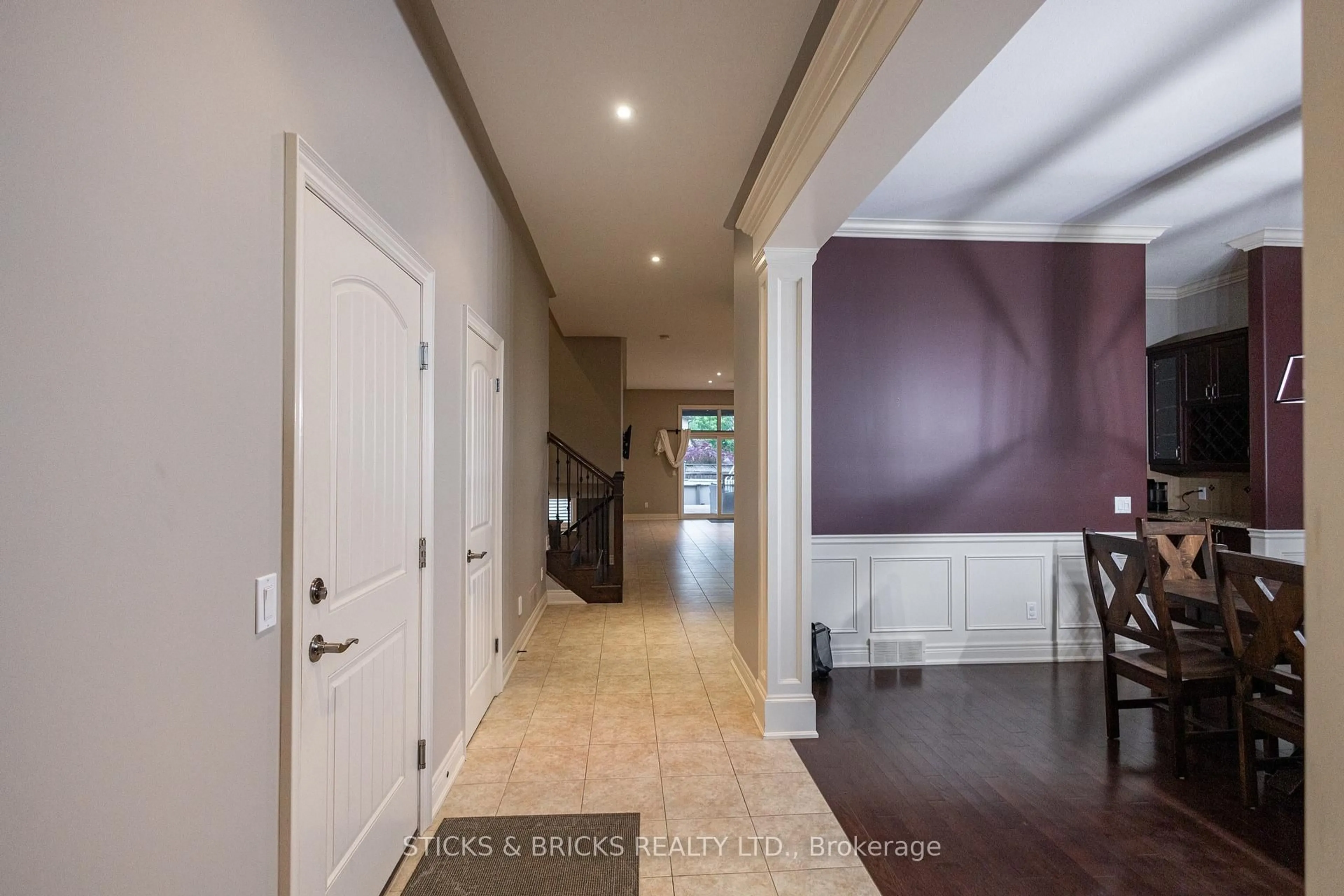 Indoor entryway for 6415 Christopher Cres, Niagara Falls Ontario L2H 0B3