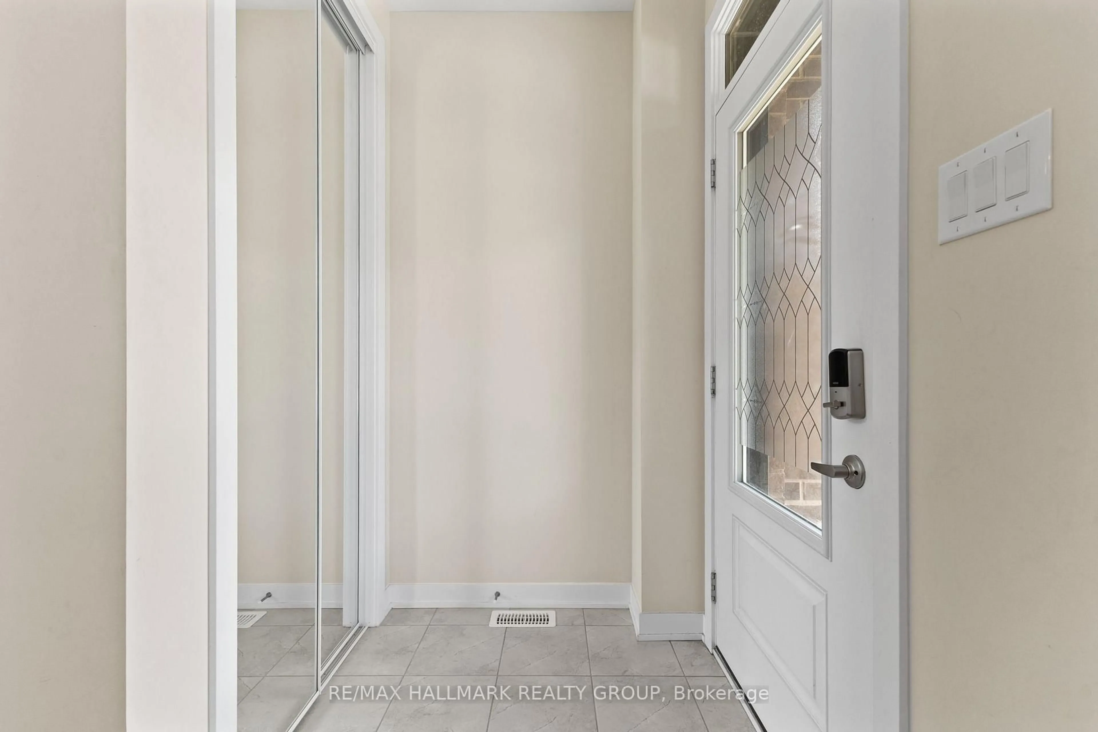 Indoor entryway for 360 Peninsula Rd, Ottawa Ontario K2J 7L9